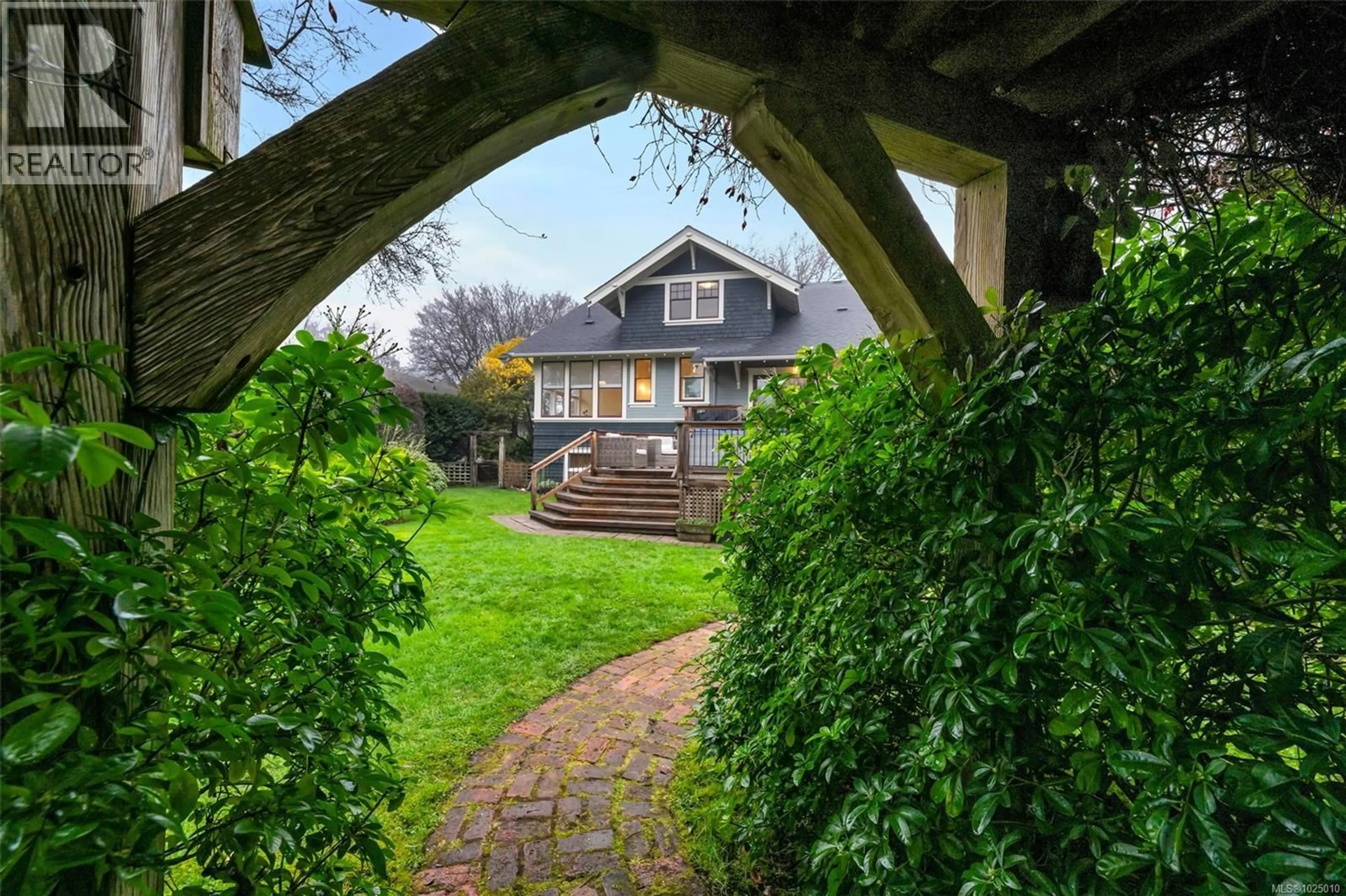A pic from outside/outdoor area/front of a property/back of a property/a pic from drone, street for 2753 CAVENDISH AVENUE, Oak Bay British Columbia V8R2G7