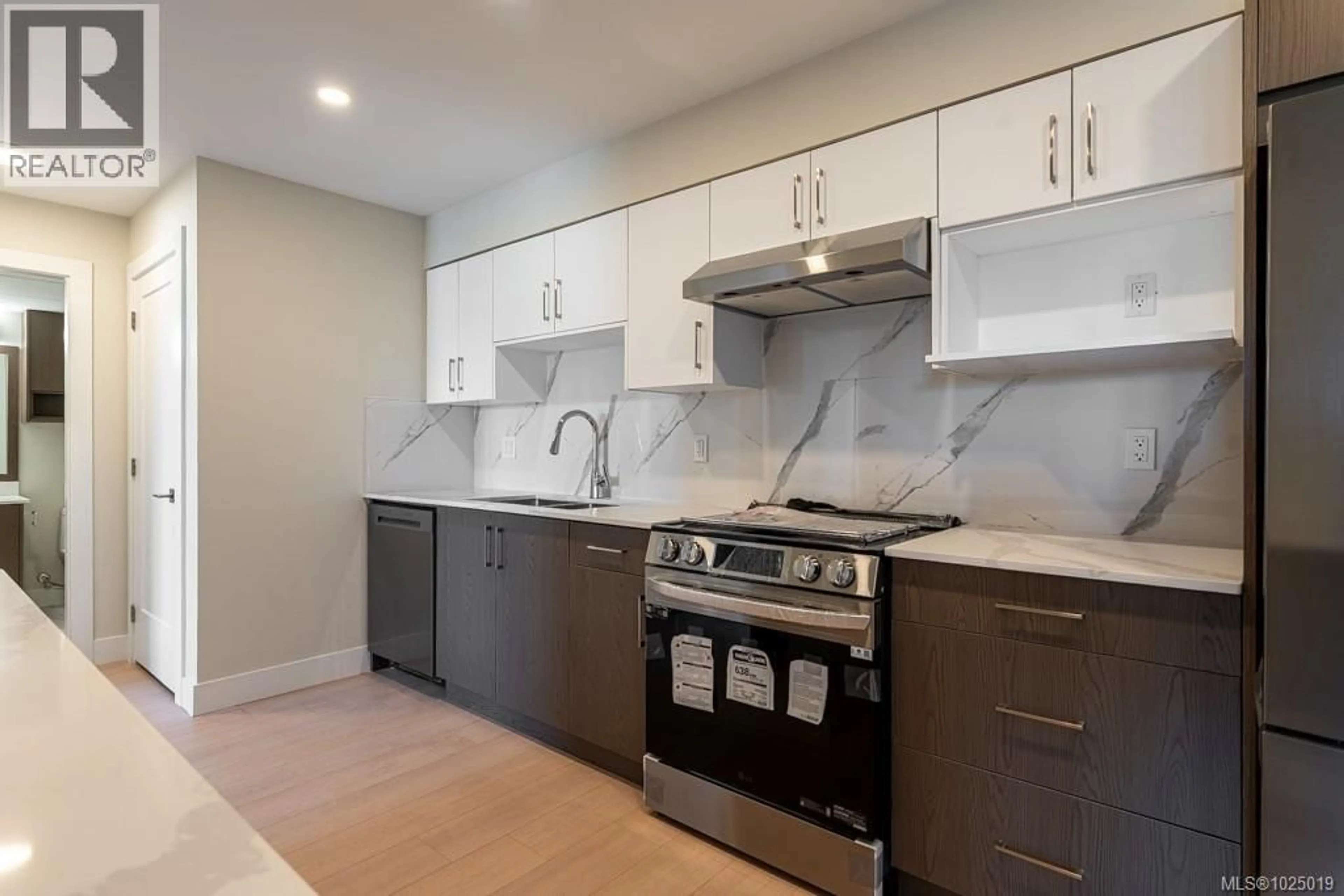 Standard kitchen, ceramic/tile floor for 211 - 171 JENSEN AVENUE WEST, Parksville British Columbia V9P1K3