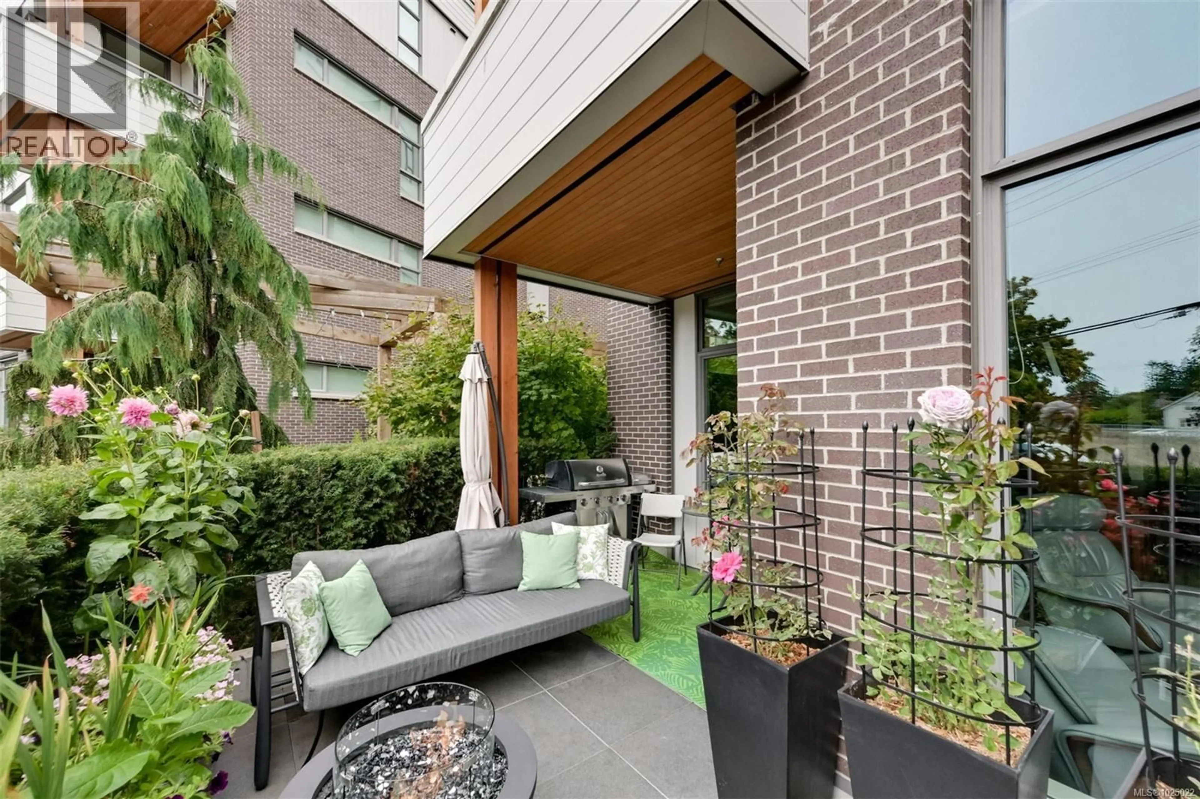 Patio, street for 107 - 1216 CARLISLE AVENUE, Esquimalt British Columbia V9A0H5