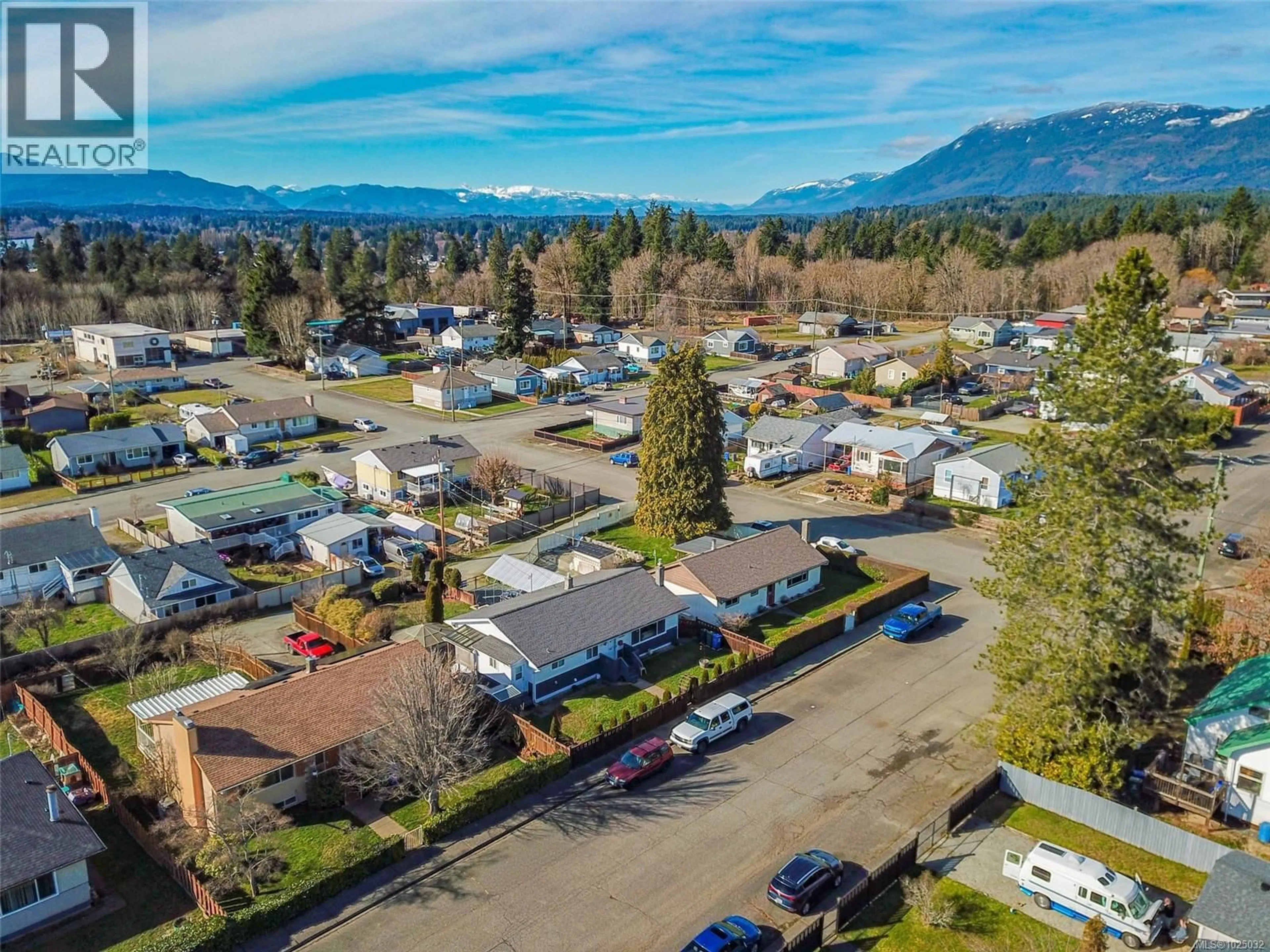 A pic from outside/outdoor area/front of a property/back of a property/a pic from drone, mountain view for 4484 9TH AVENUE, Port Alberni British Columbia V9Y4V5