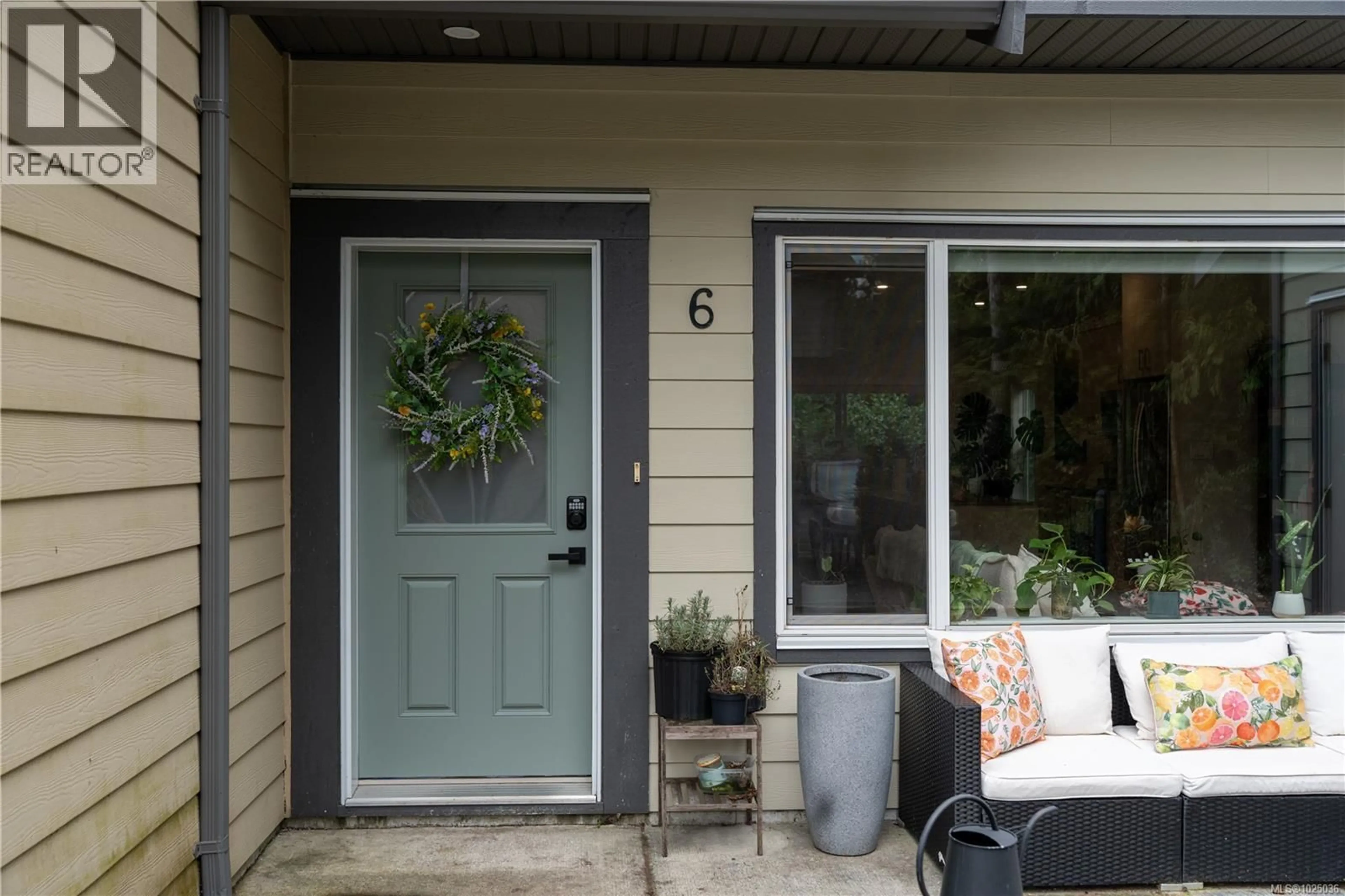 Indoor entryway for 6 - 625 HELLESEN DRIVE, Tofino British Columbia V0R2Z0