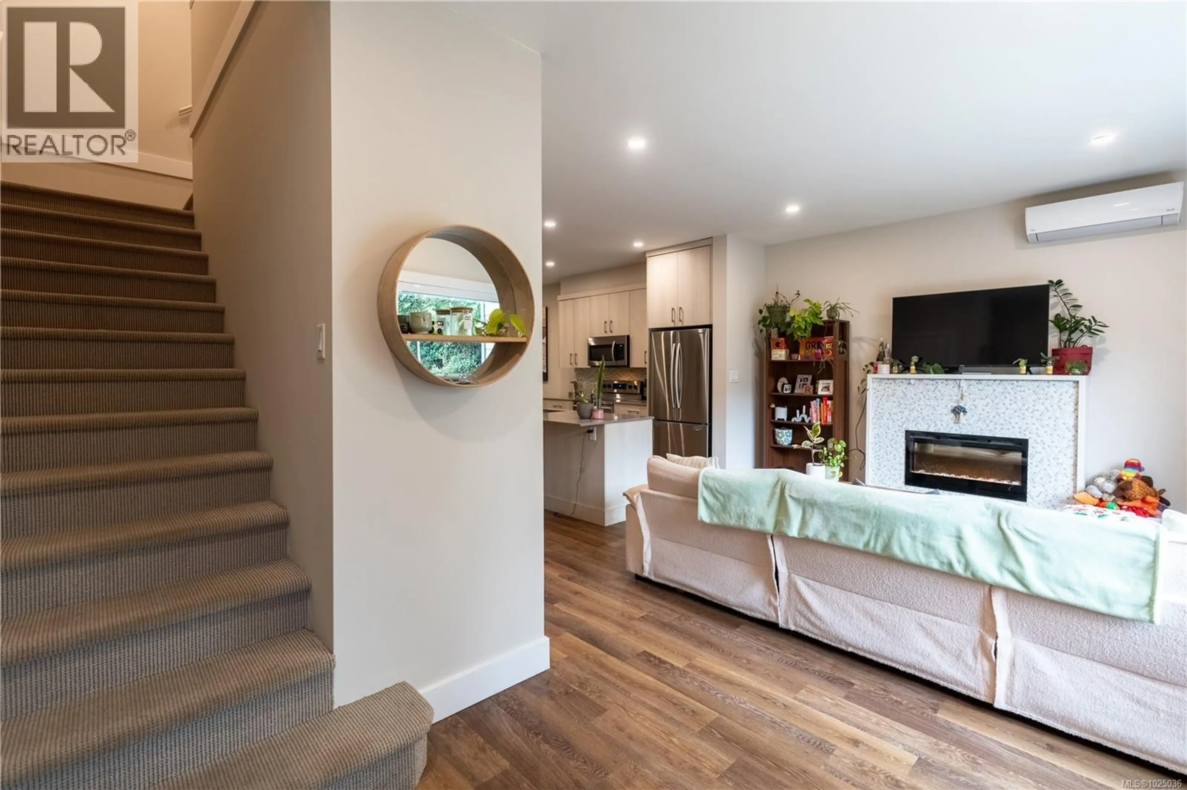Indoor entryway for 6 - 625 HELLESEN DRIVE, Tofino British Columbia V0R2Z0