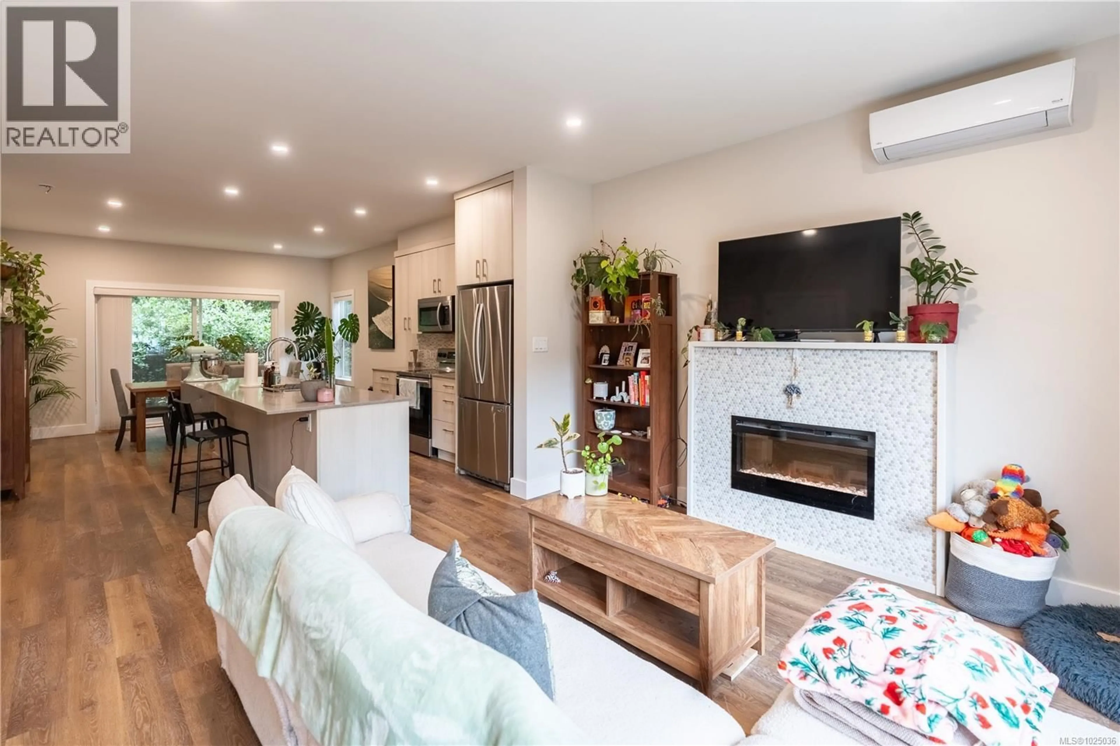 Open concept kitchen, wood/laminate floor for 6 - 625 HELLESEN DRIVE, Tofino British Columbia V0R2Z0