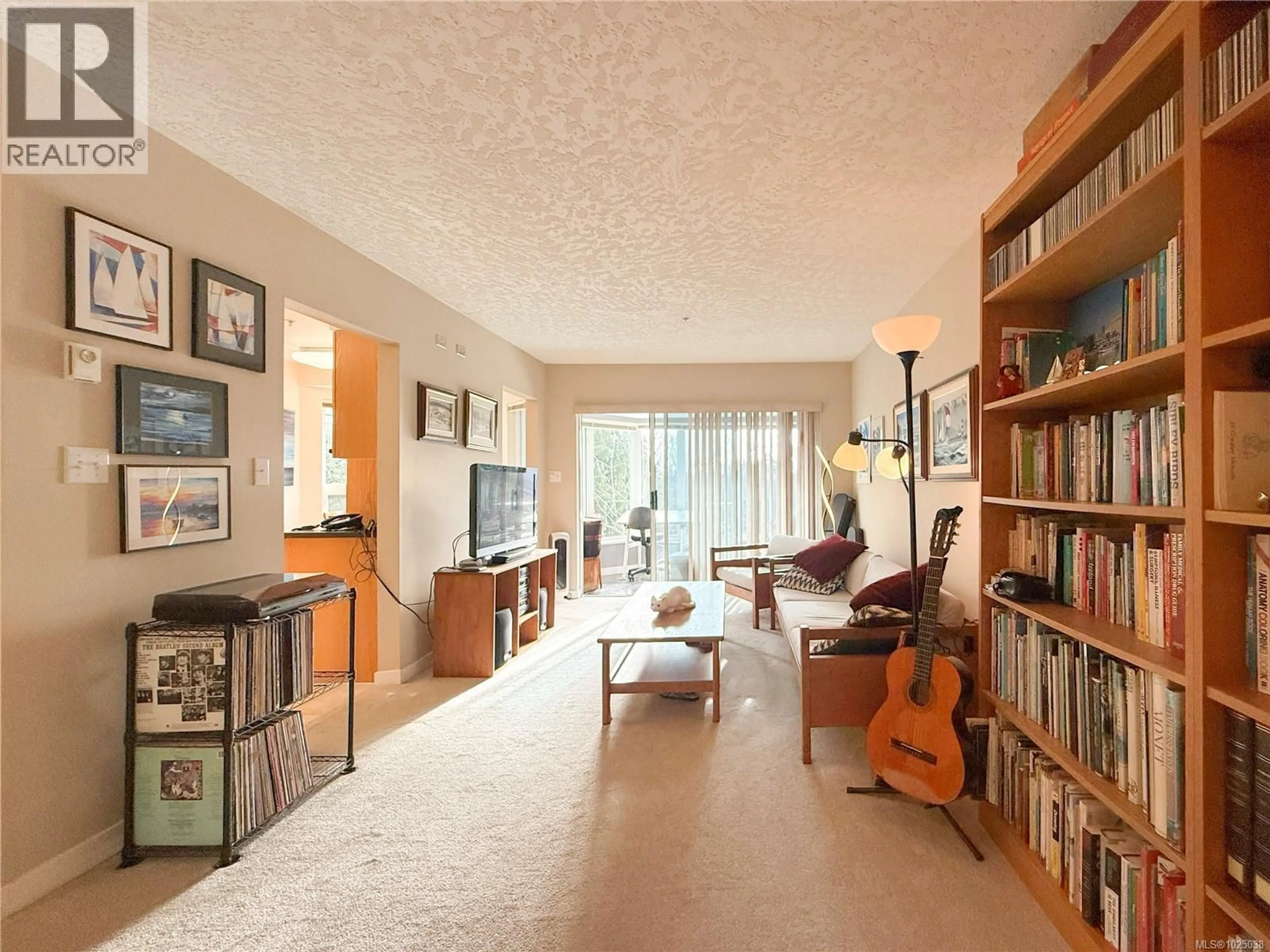 Living room with furniture, unknown for 308 - 1505 CHURCH AVENUE, Saanich British Columbia V8P2G7