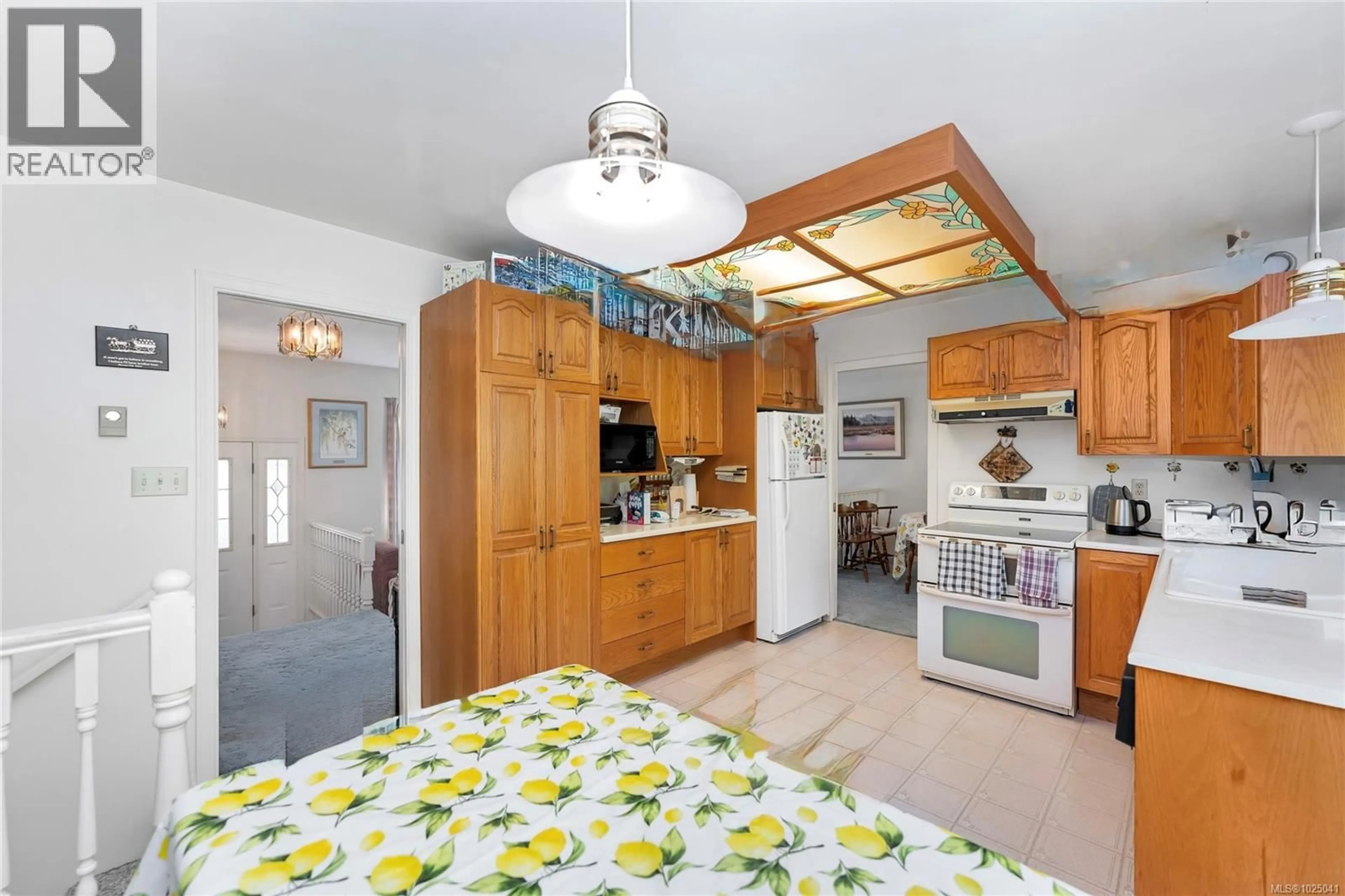 Standard kitchen, unknown for 722 MILLER AVENUE, Saanich British Columbia V8Z3C8