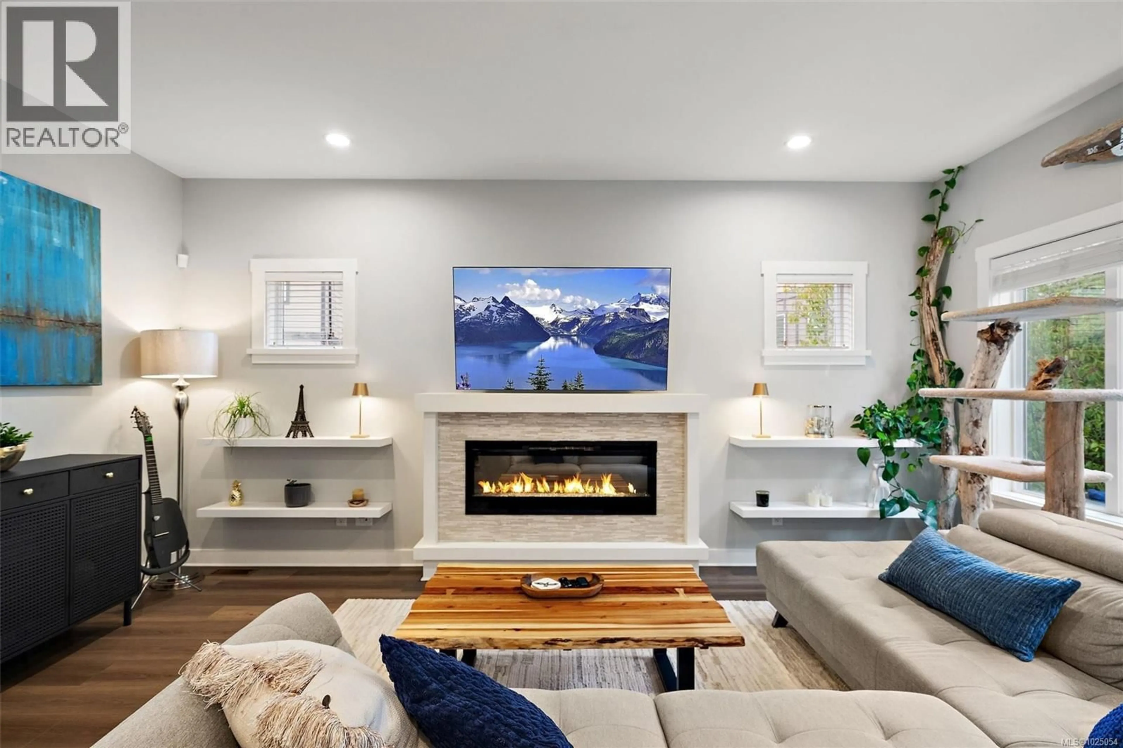 Living room with furniture, unknown for 3047 ALOUETTE DRIVE, Langford British Columbia V9B0M7