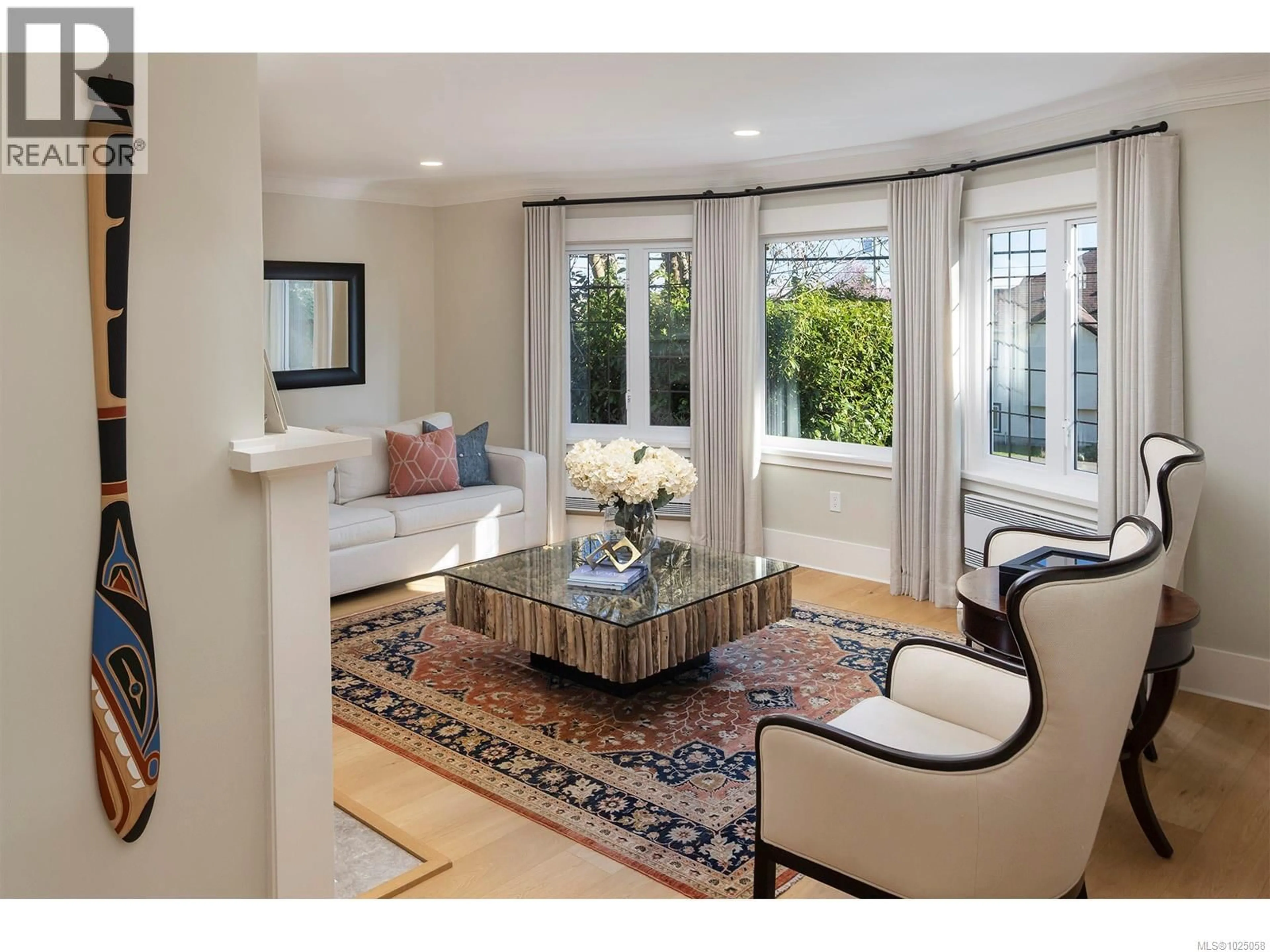 Living room with furniture, unknown for 2350 NOTTINGHAM ROAD, Oak Bay British Columbia V8R6C1