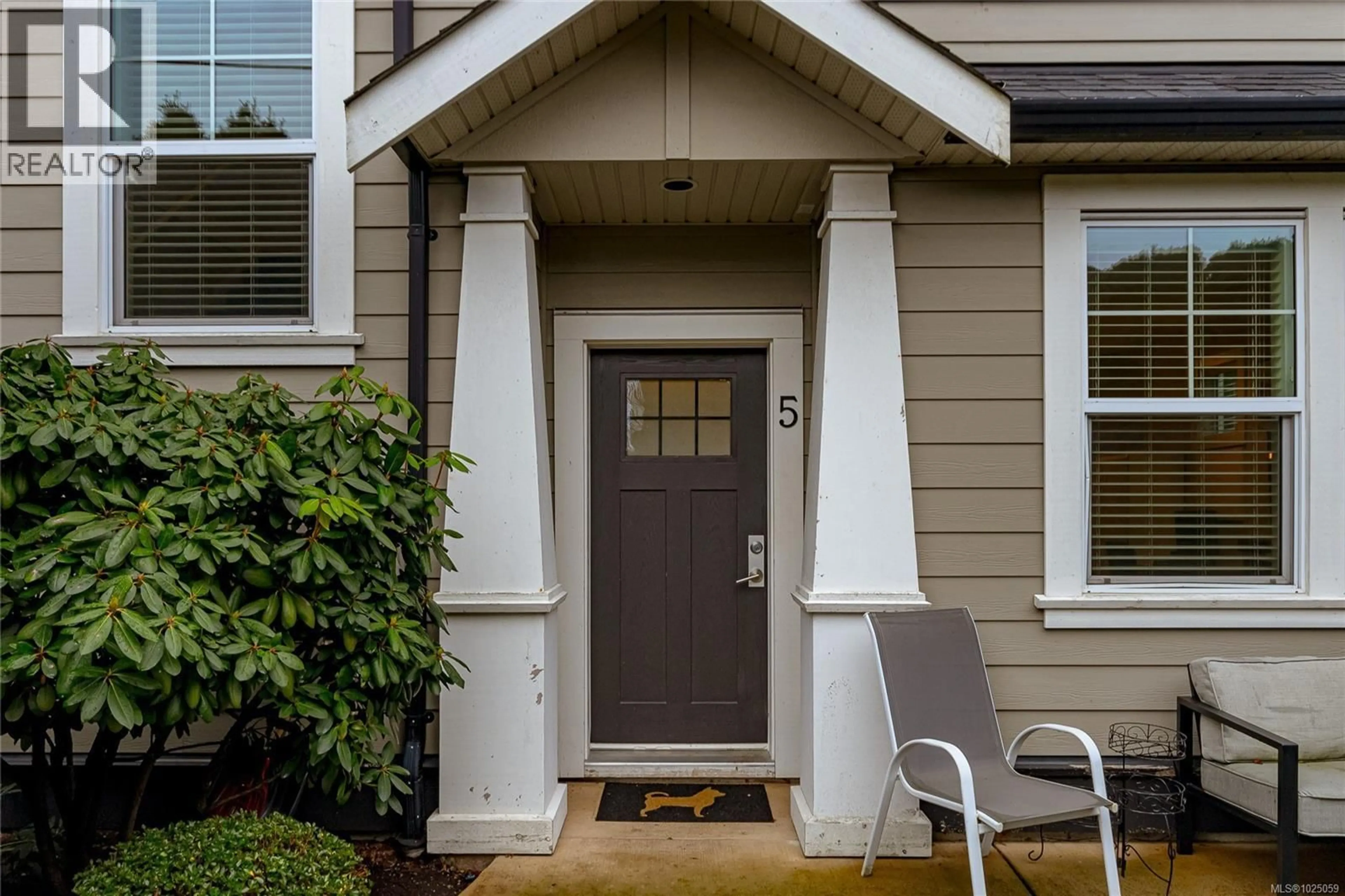 Home with vinyl exterior material, street for 5 - 3903 DOUGLAS STREET, Saanich British Columbia V8X5L3