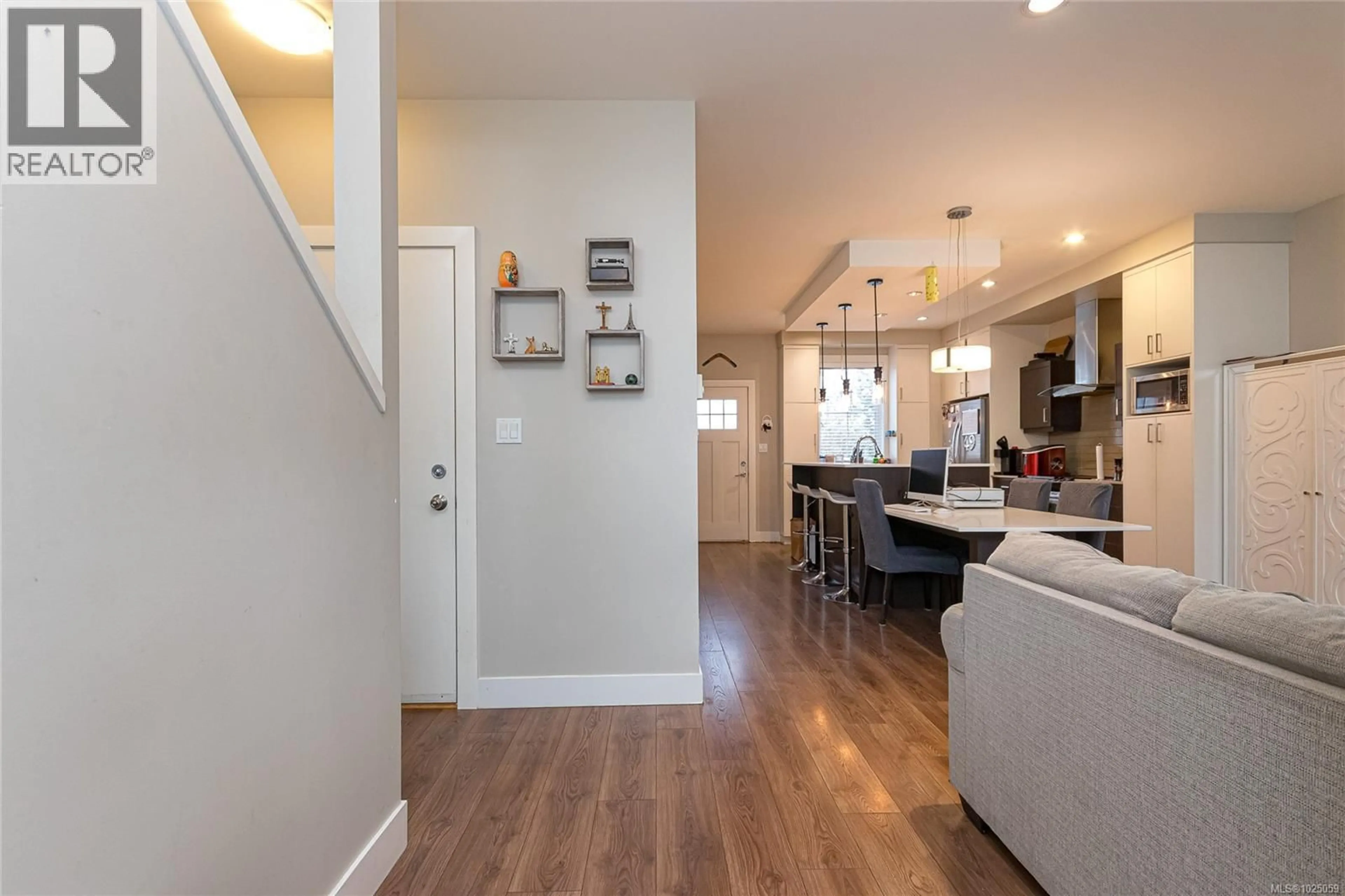 Open concept kitchen, wood/laminate floor for 5 - 3903 DOUGLAS STREET, Saanich British Columbia V8X5L3