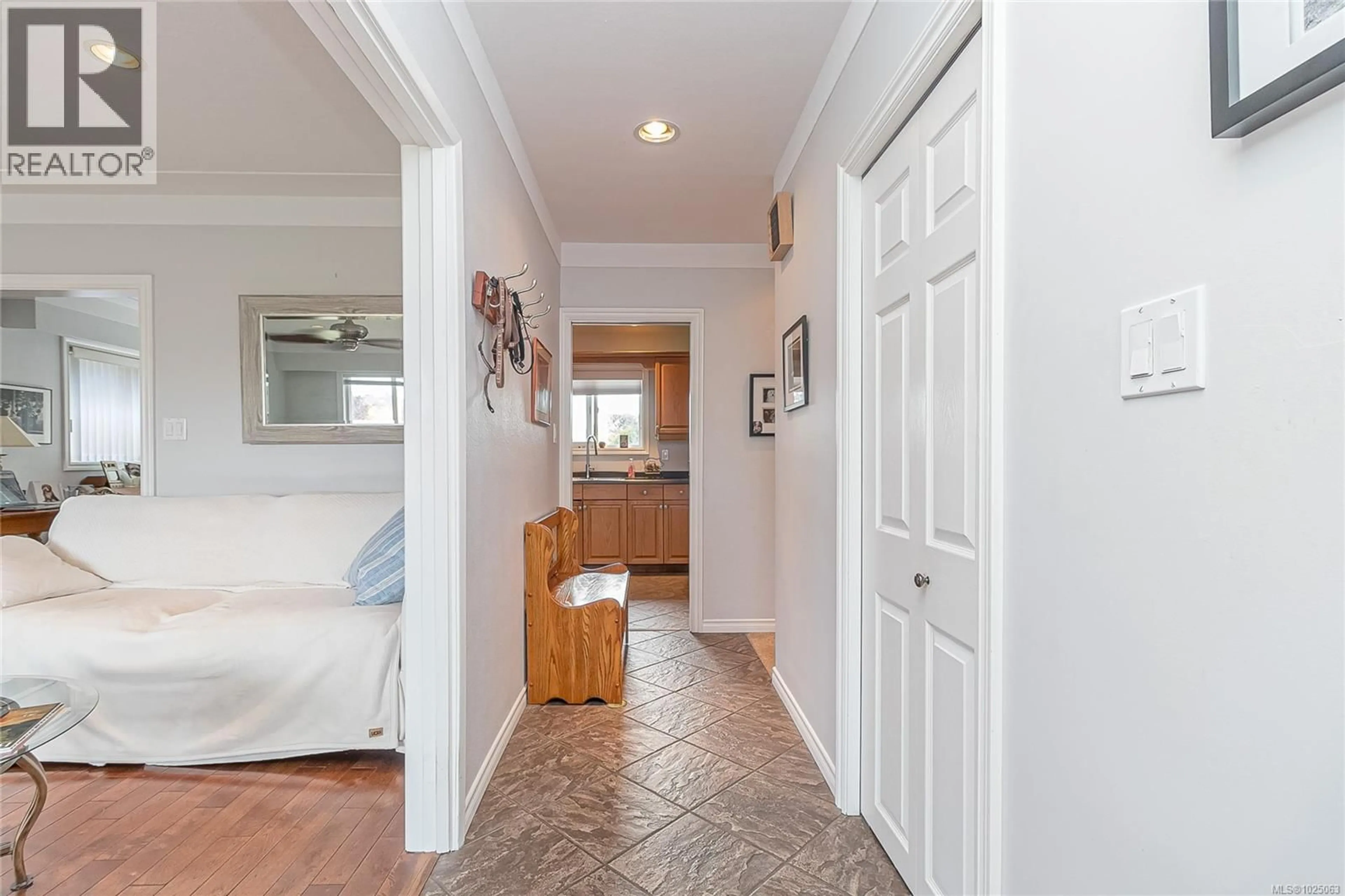 Indoor entryway for 1723 TAYLOR STREET, Saanich British Columbia V8R3E7