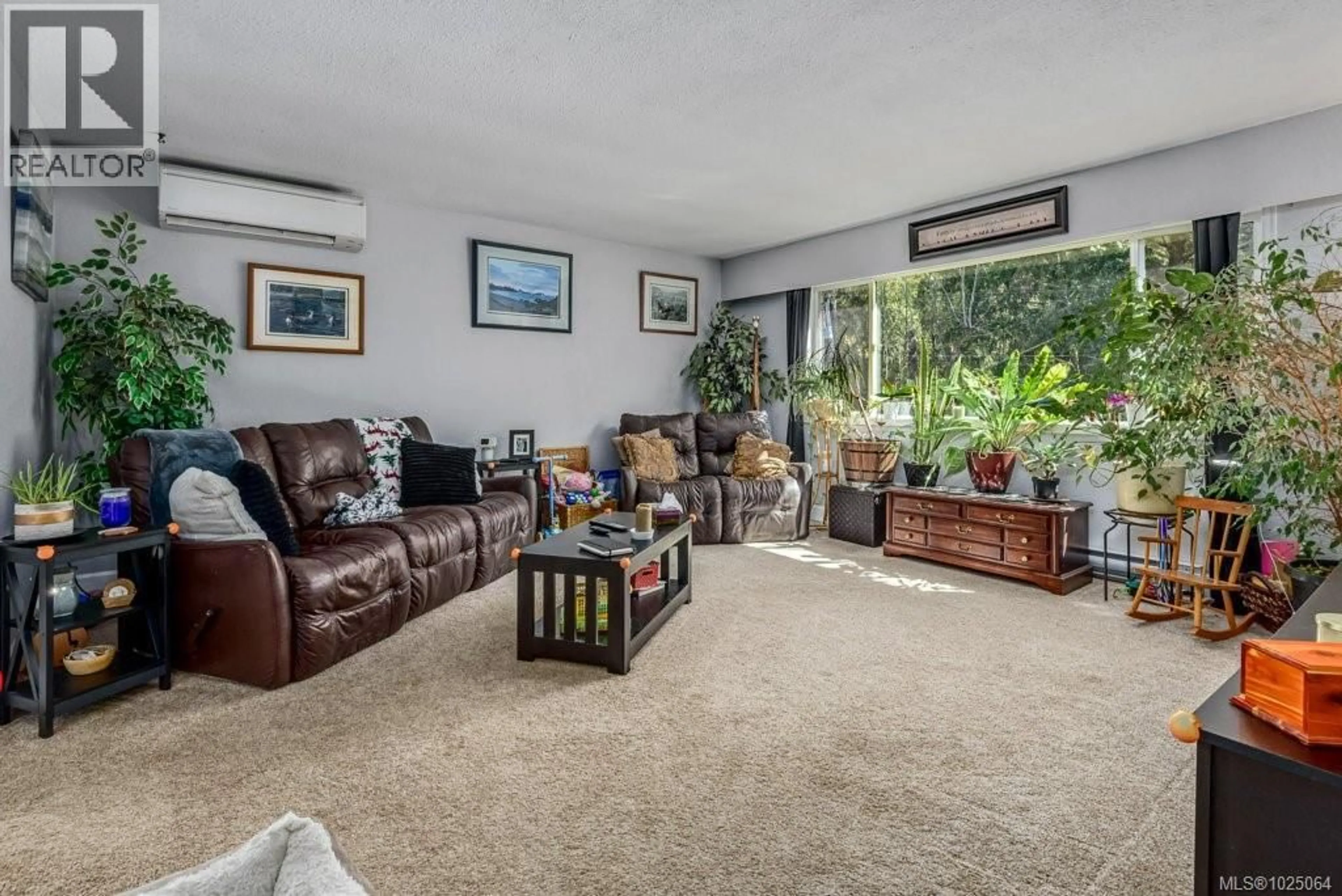 Living room with furniture, carpet floor for 4696 GAIL CRESCENT, Courtenay British Columbia V9N5Y3