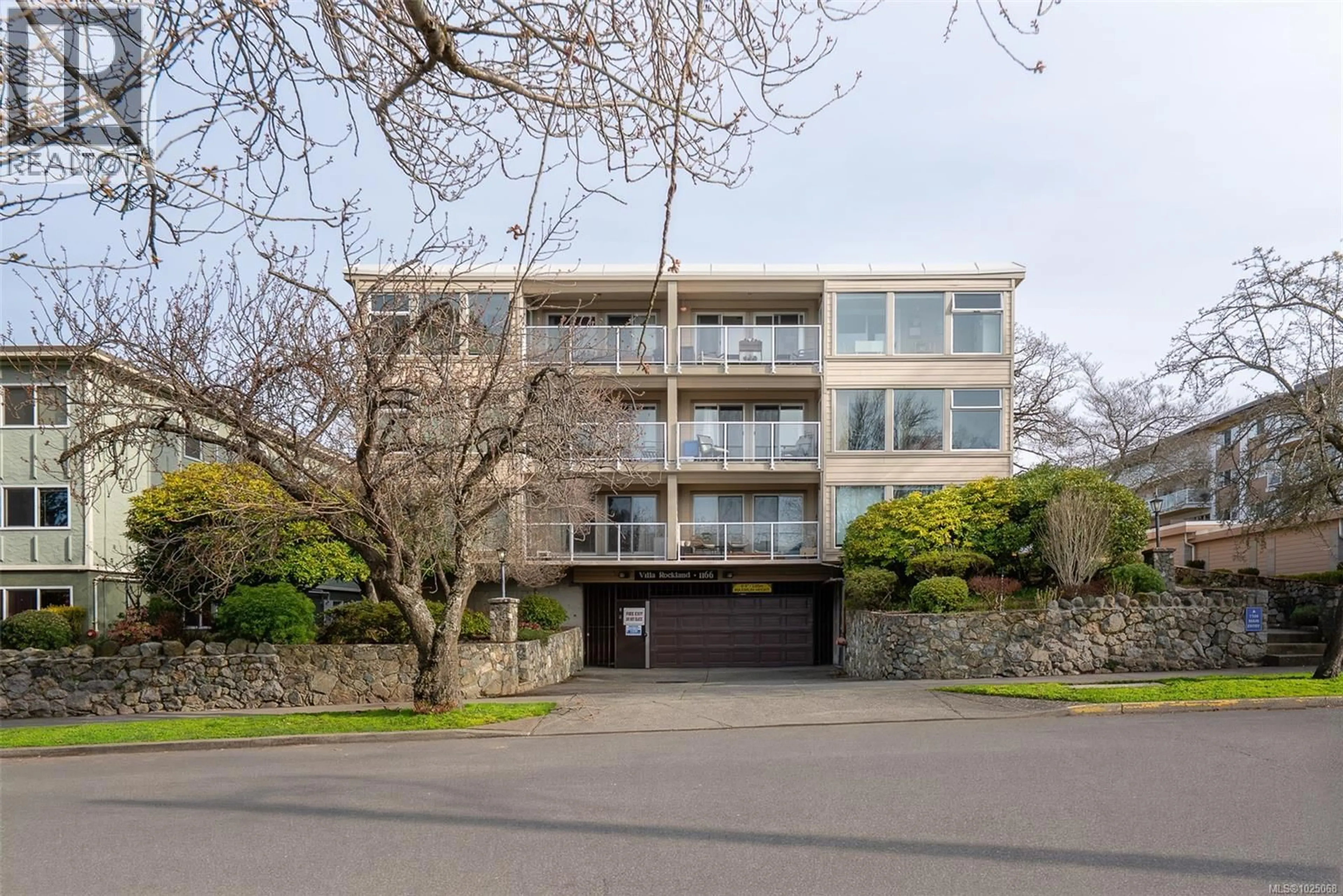 A pic from outside/outdoor area/front of a property/back of a property/a pic from drone, building for 104 - 1166 ROCKLAND AVENUE, Victoria British Columbia V8V3H7