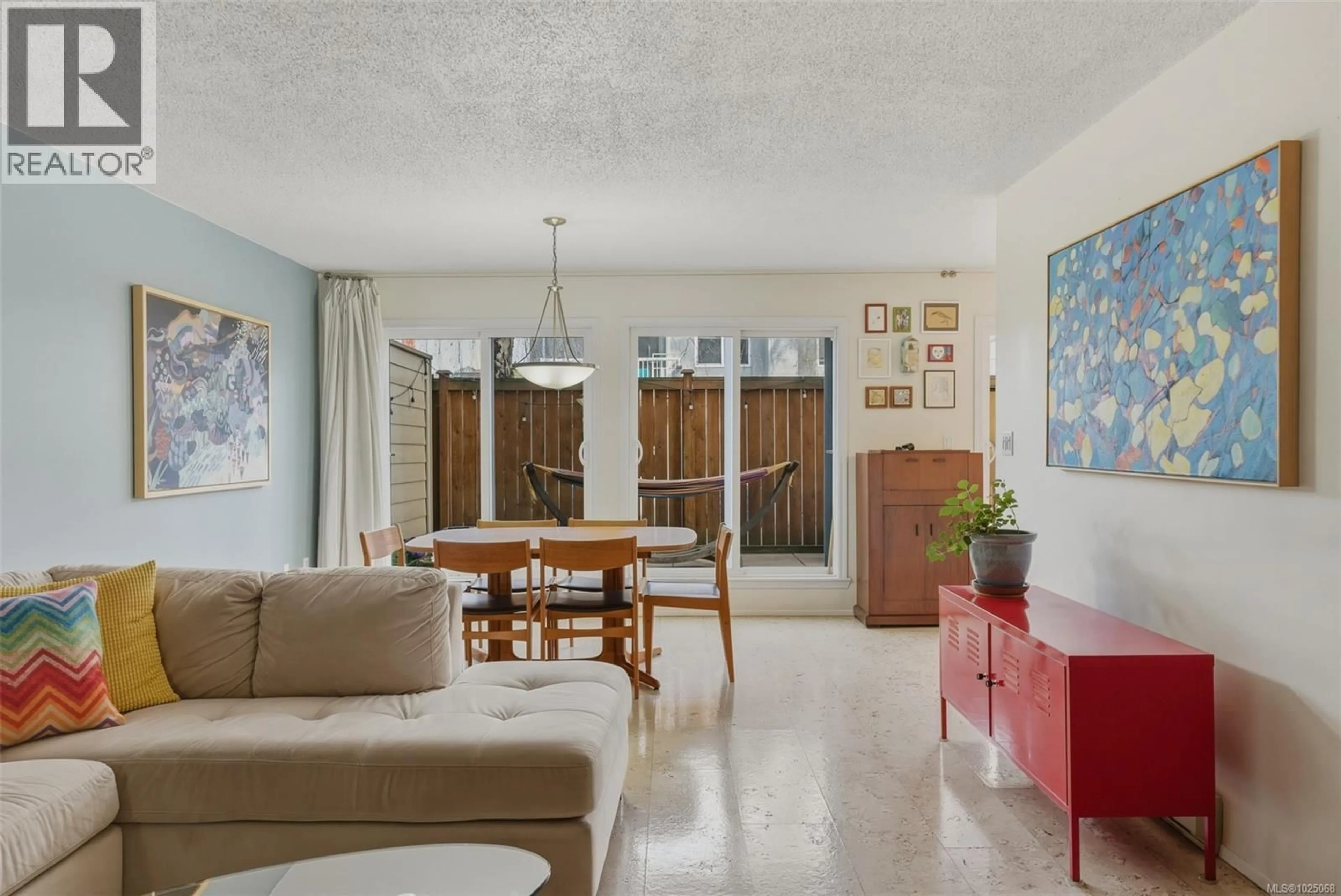 Living room with furniture, unknown for 104 - 1166 ROCKLAND AVENUE, Victoria British Columbia V8V3H7