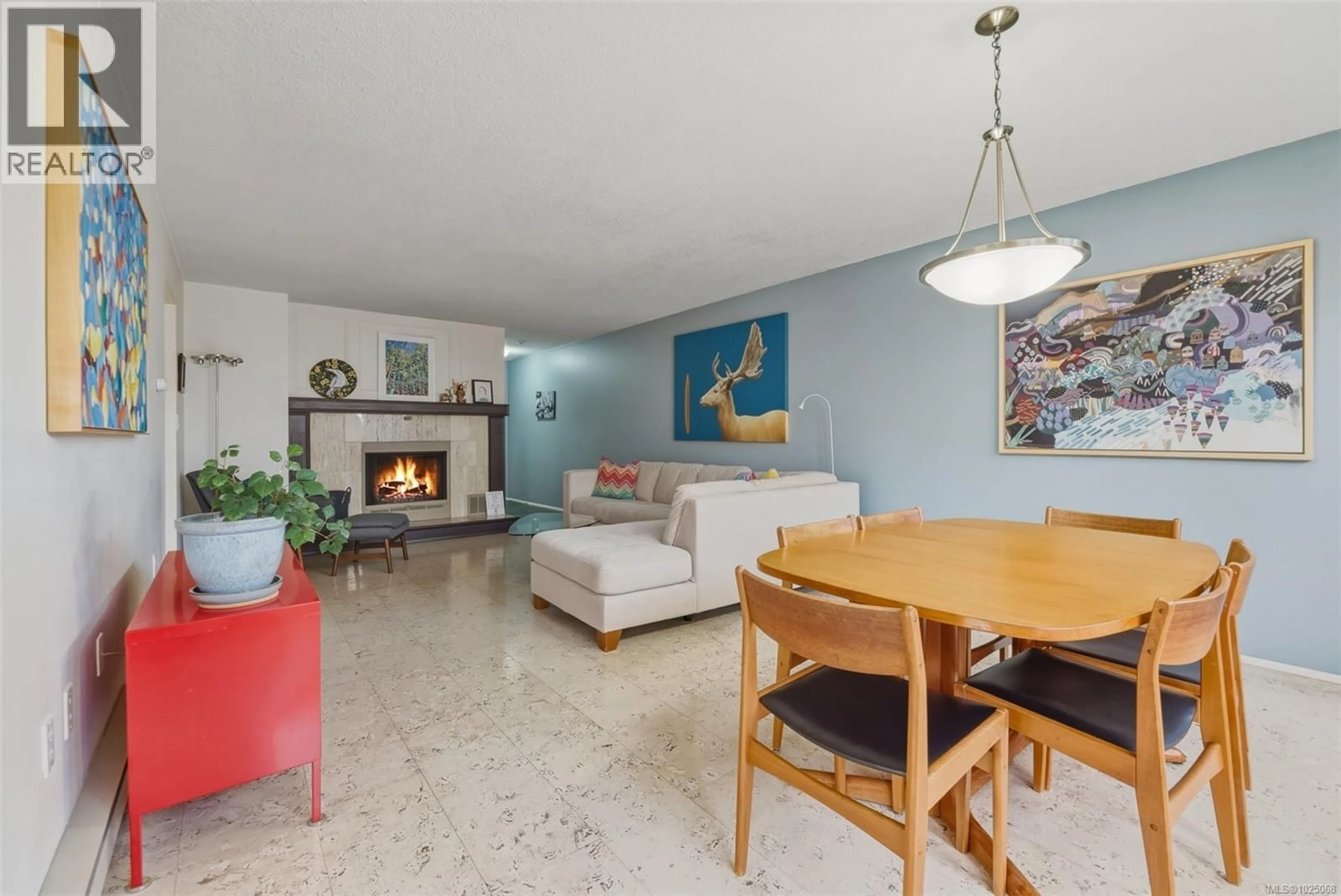 Living room with furniture, ceramic/tile floor for 104 - 1166 ROCKLAND AVENUE, Victoria British Columbia V8V3H7