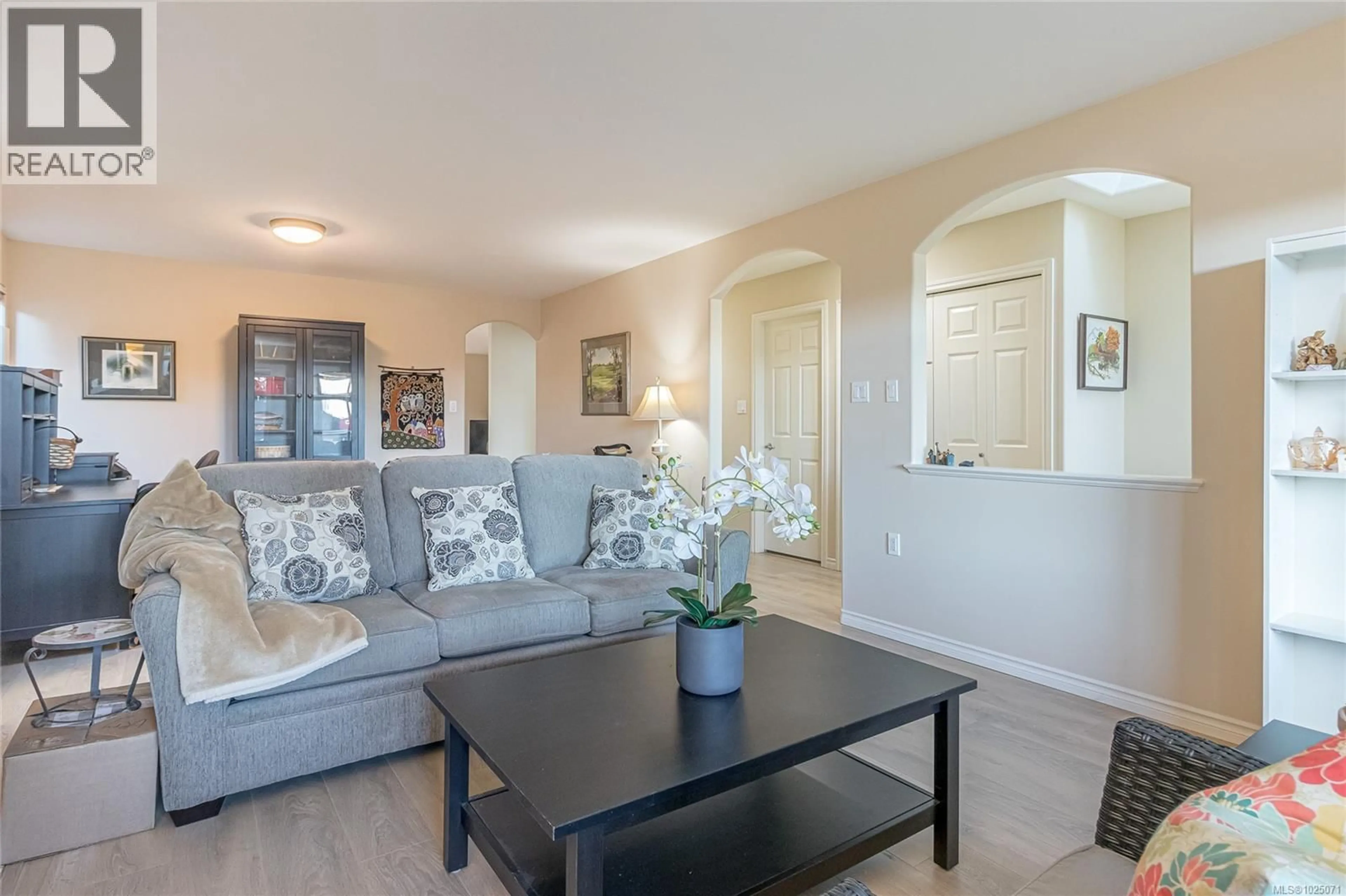 Living room with furniture, unknown for 67 BRIDGEWATER LANE, Parksville British Columbia V9P2V9