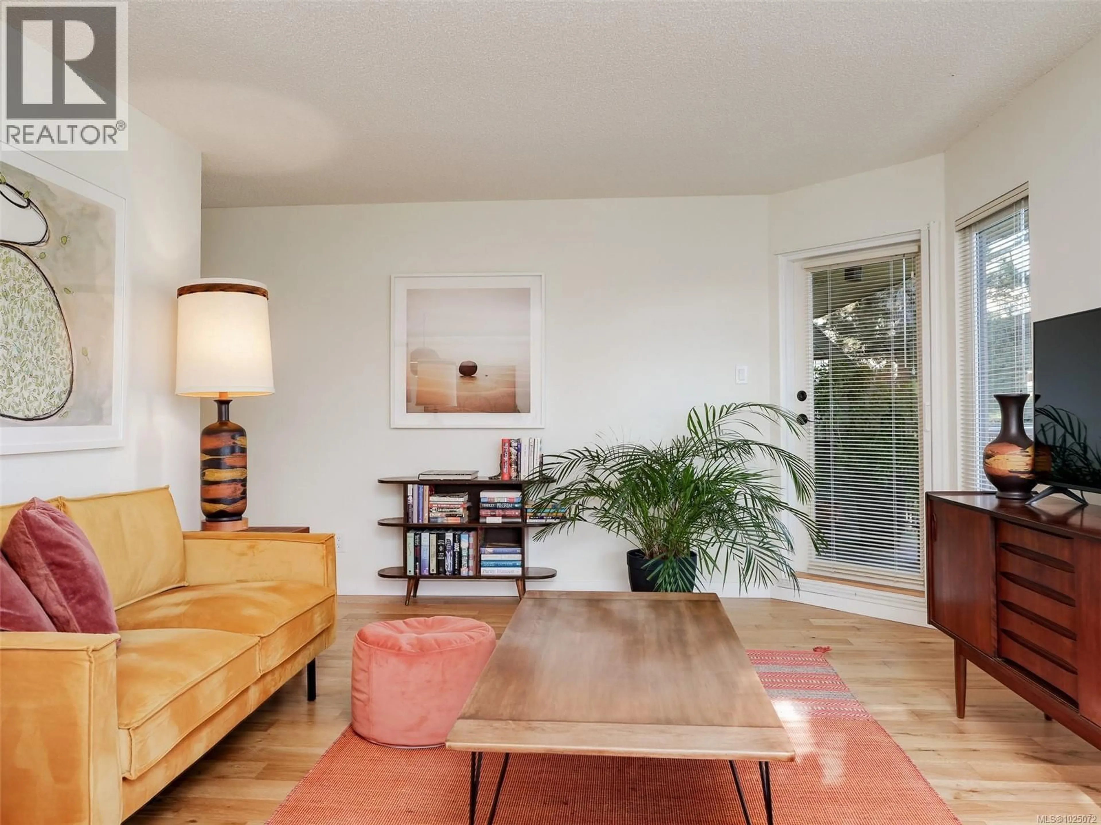 Living room with furniture, wood/laminate floor for 306 - 1149 ROCKLAND AVENUE, Victoria British Columbia V8V4T5