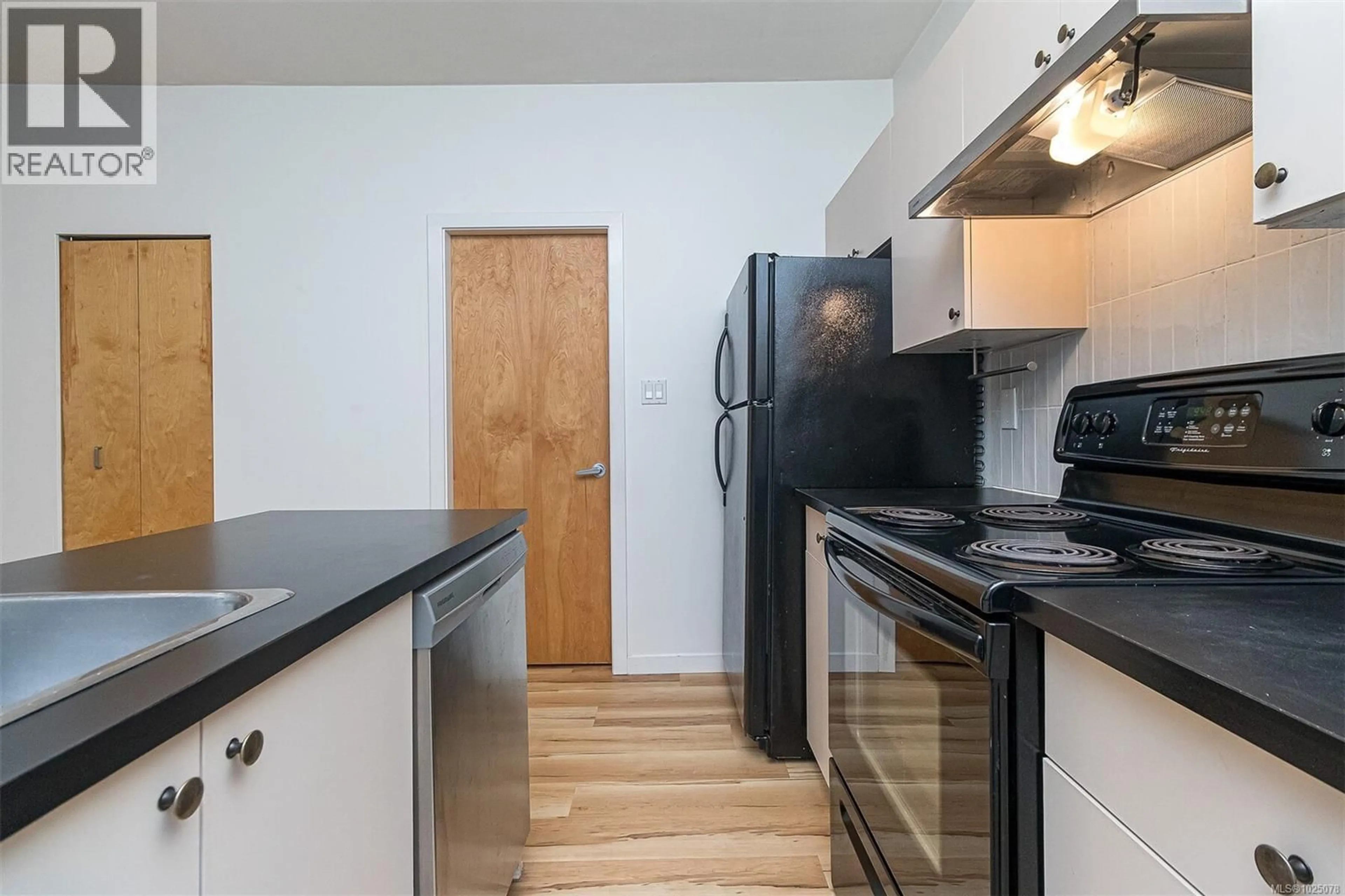 Standard kitchen, wood/laminate floor for 205 - 848 MASON STREET, Victoria British Columbia V8W0A2