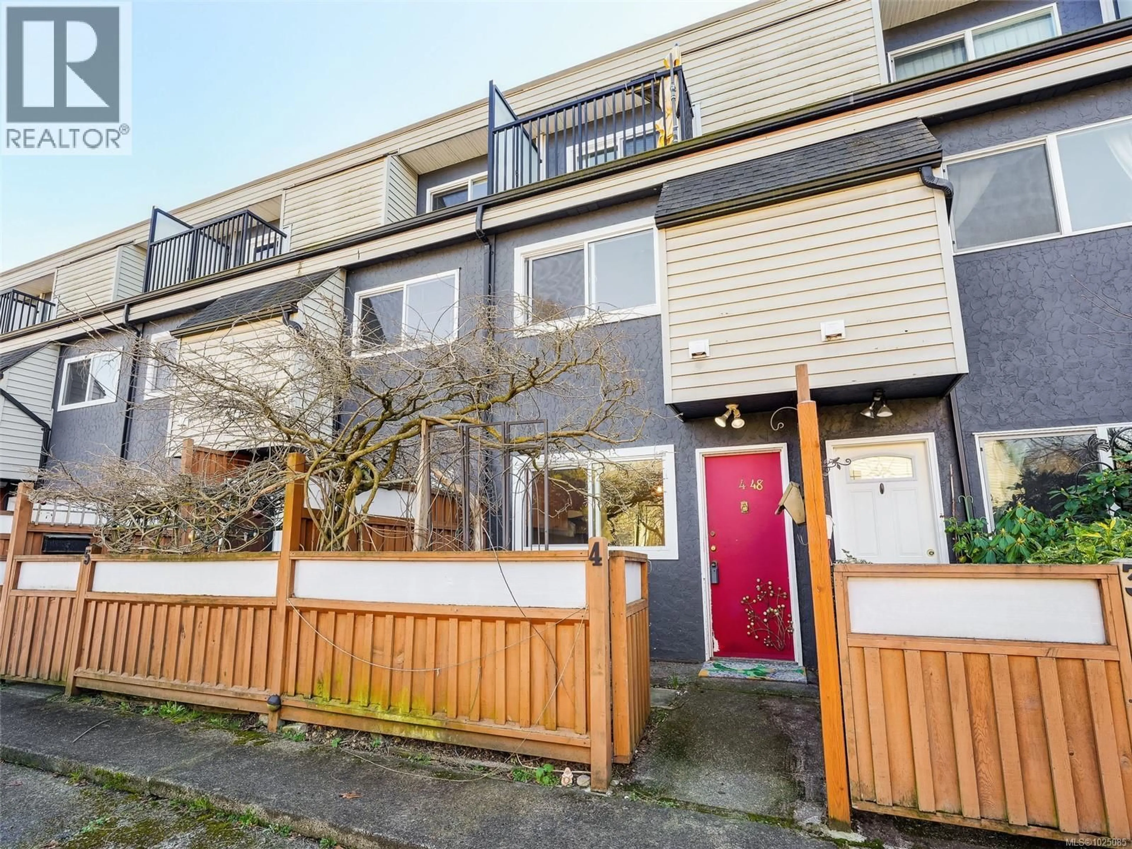 A pic from outside/outdoor area/front of a property/back of a property/a pic from drone, street for 4 - 48 MONTREAL STREET, Victoria British Columbia V8V1Y5