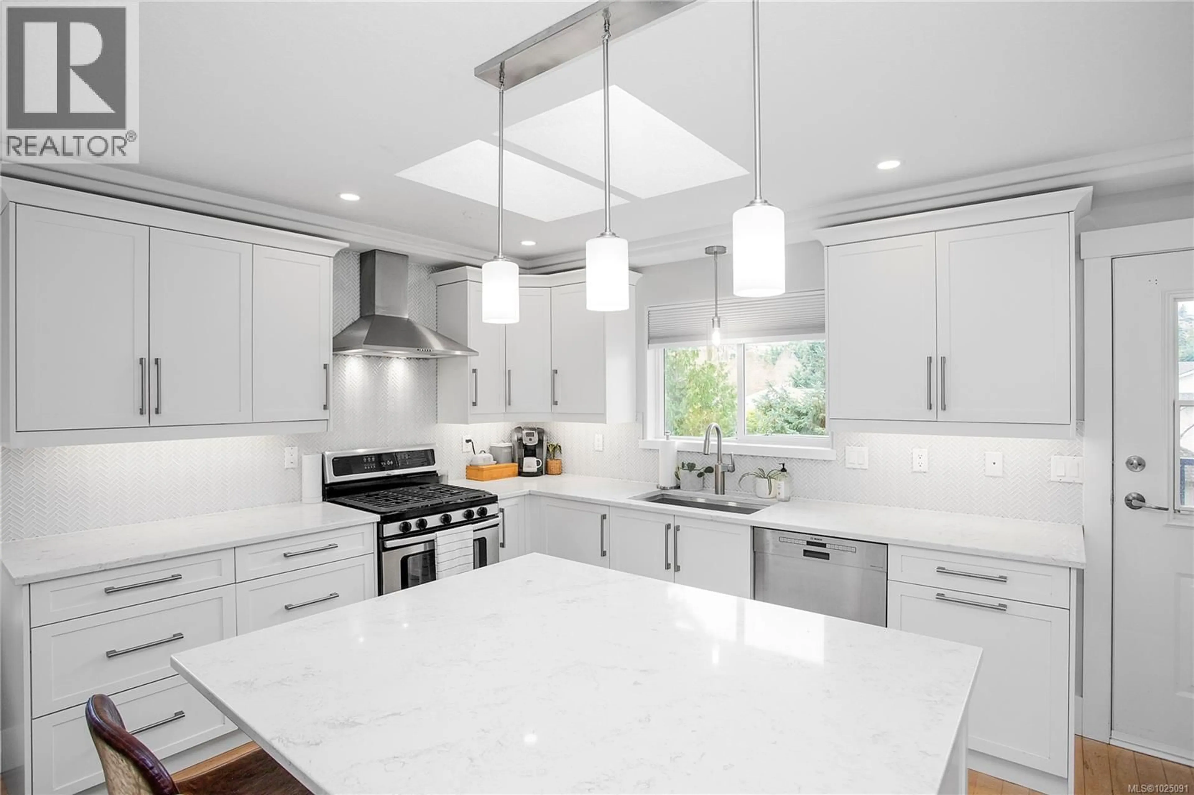 Contemporary kitchen, ceramic/tile floor for 4755 SPIRIT PLACE, Nanaimo British Columbia V9V1N8