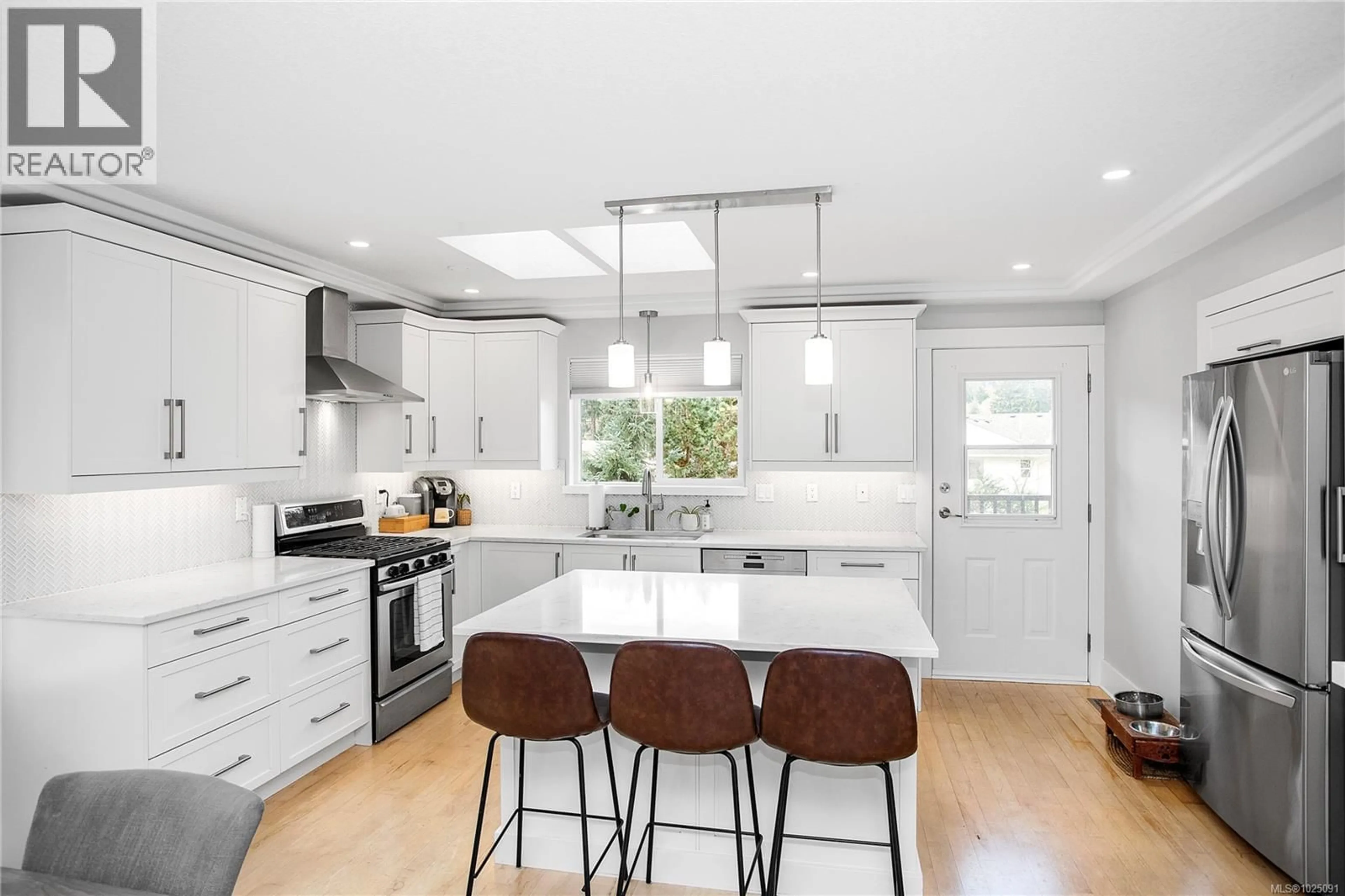 Contemporary kitchen, ceramic/tile floor for 4755 SPIRIT PLACE, Nanaimo British Columbia V9V1N8