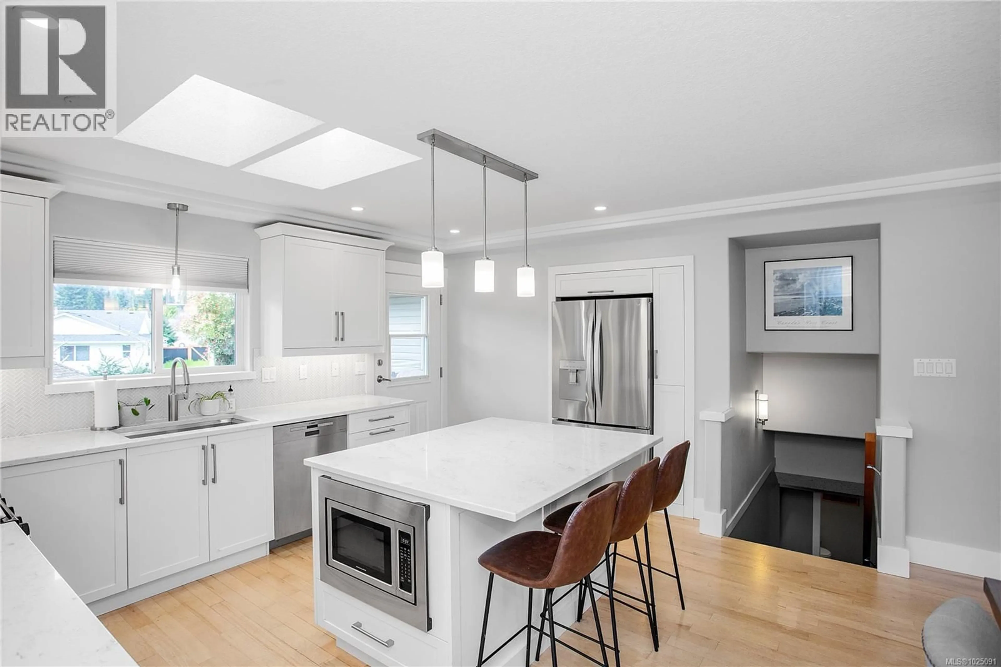 Contemporary kitchen, unknown for 4755 SPIRIT PLACE, Nanaimo British Columbia V9V1N8