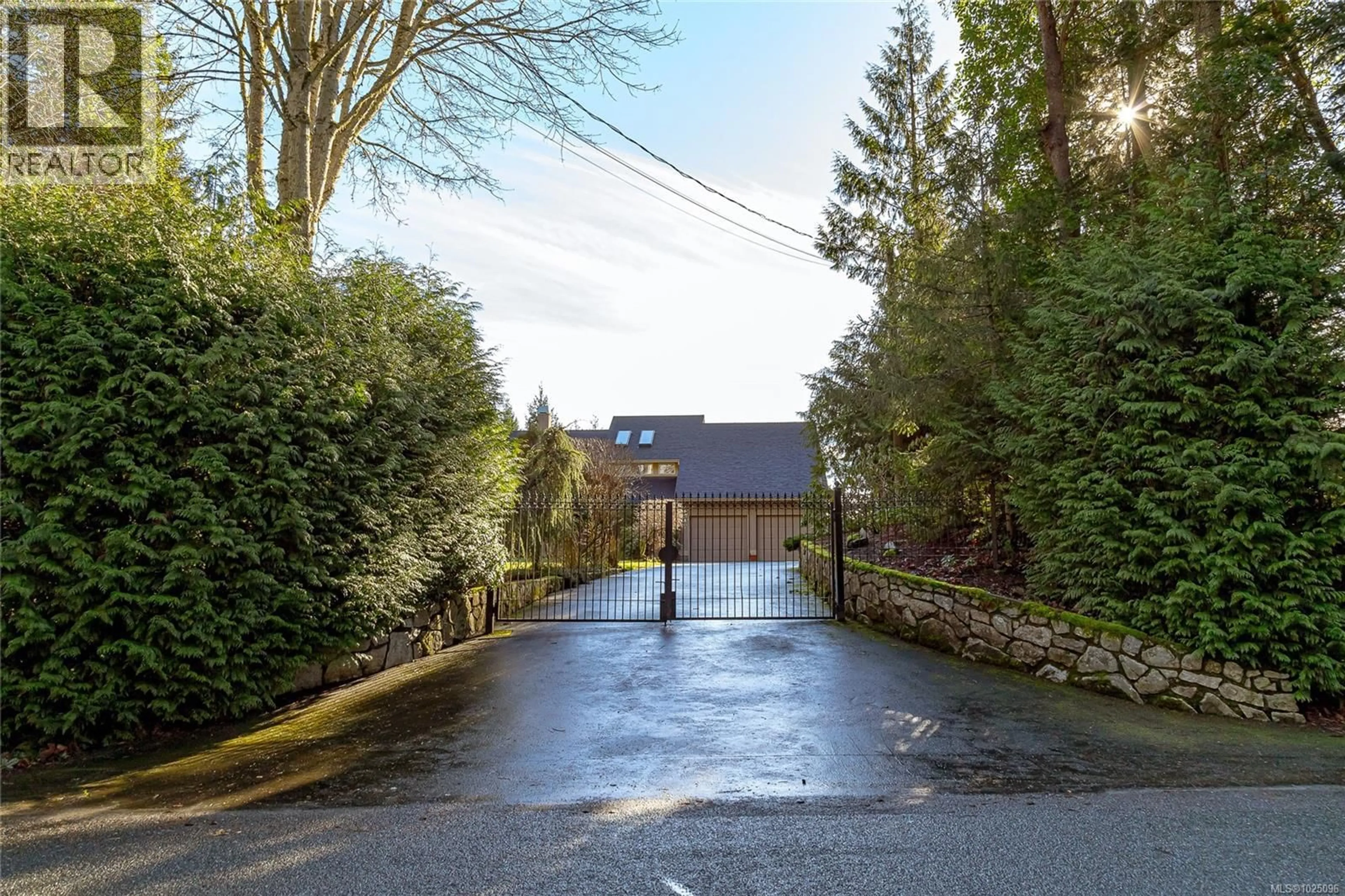 A pic from outside/outdoor area/front of a property/back of a property/a pic from drone, street for 8273 THOMSON PLACE, Central Saanich British Columbia V8M1T6