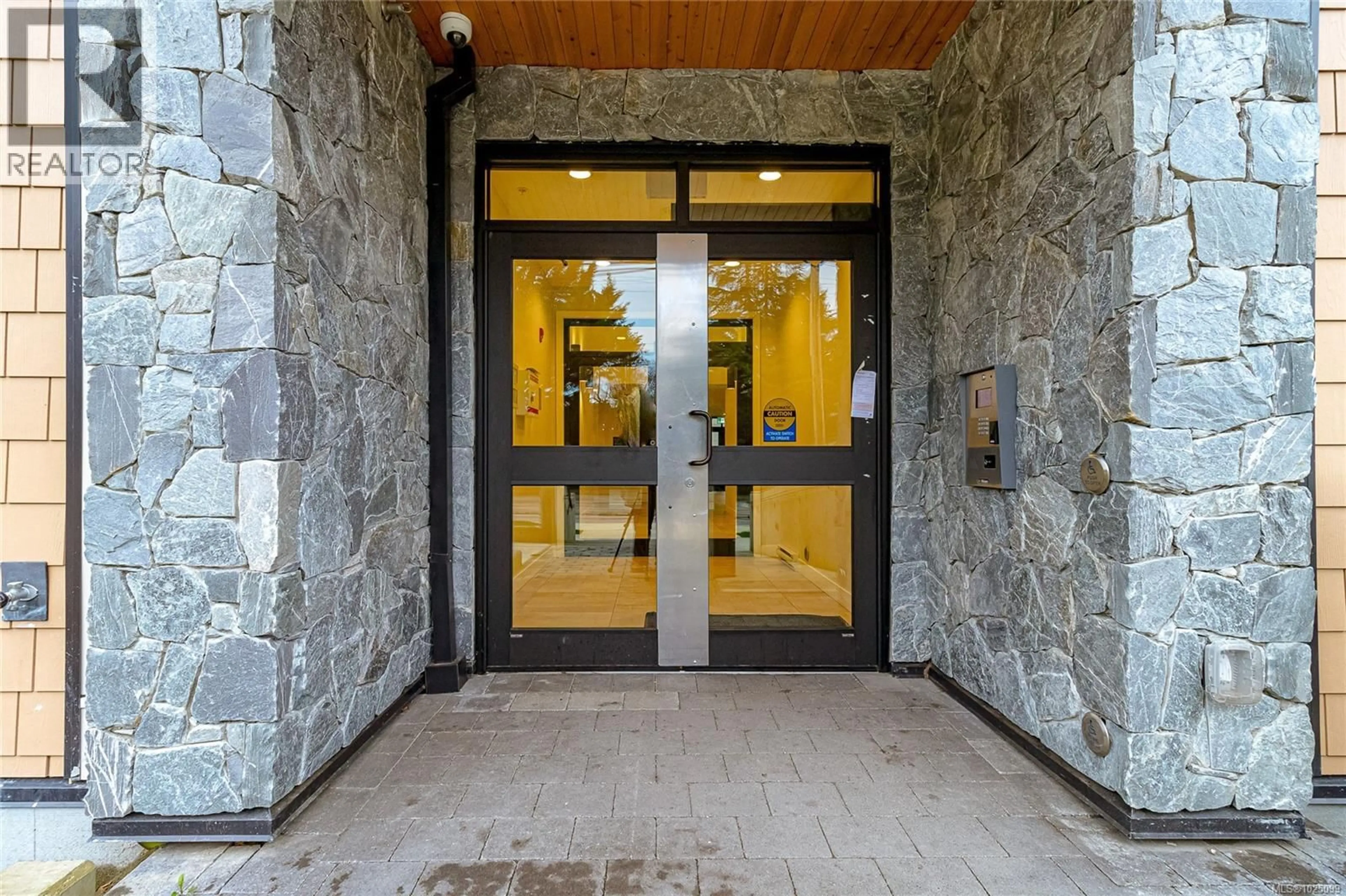 Indoor foyer for 203 - 4030 SHELBOURNE STREET, Saanich British Columbia V8N3E4