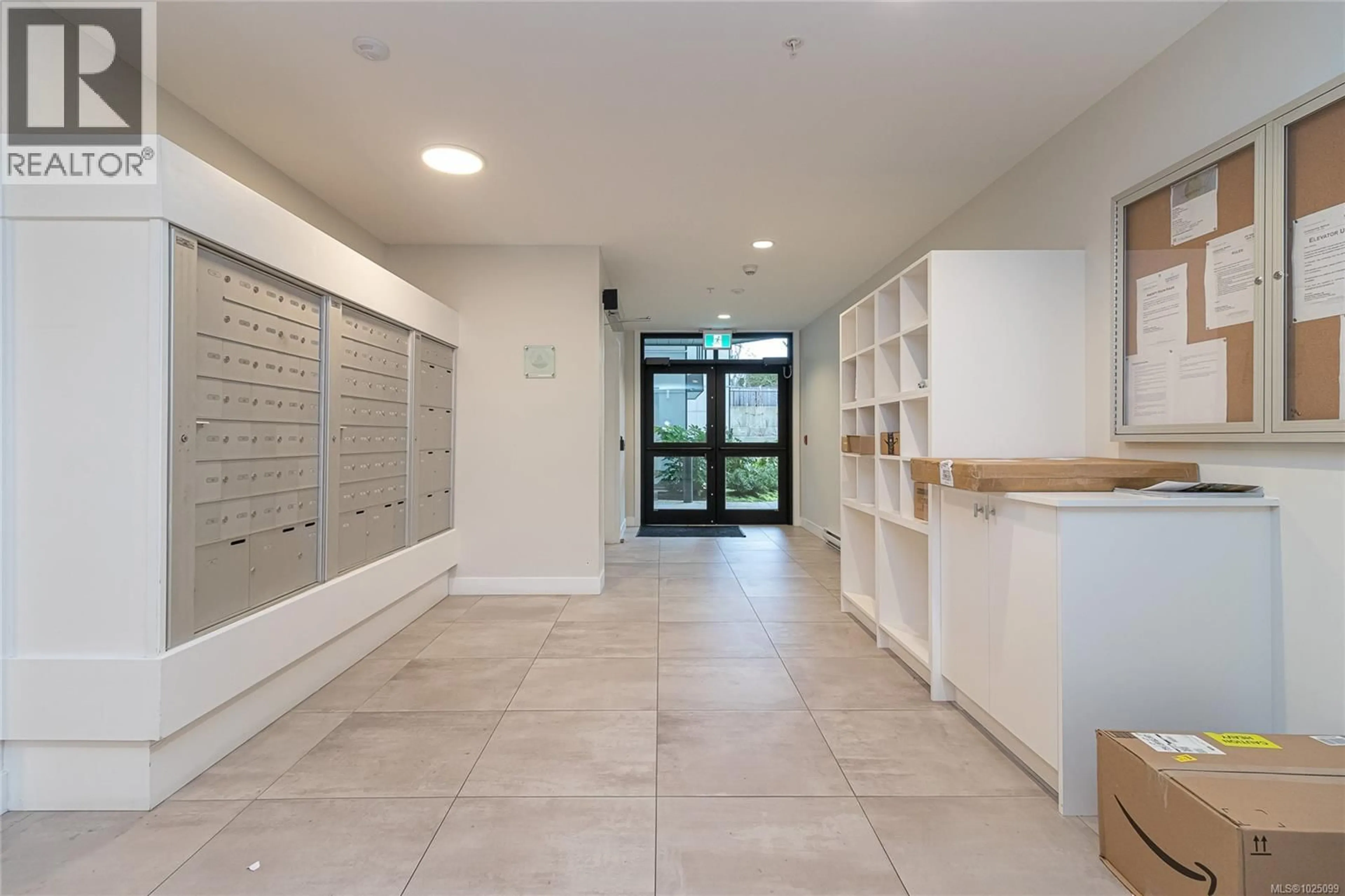 Indoor foyer for 203 - 4030 SHELBOURNE STREET, Saanich British Columbia V8N3E4