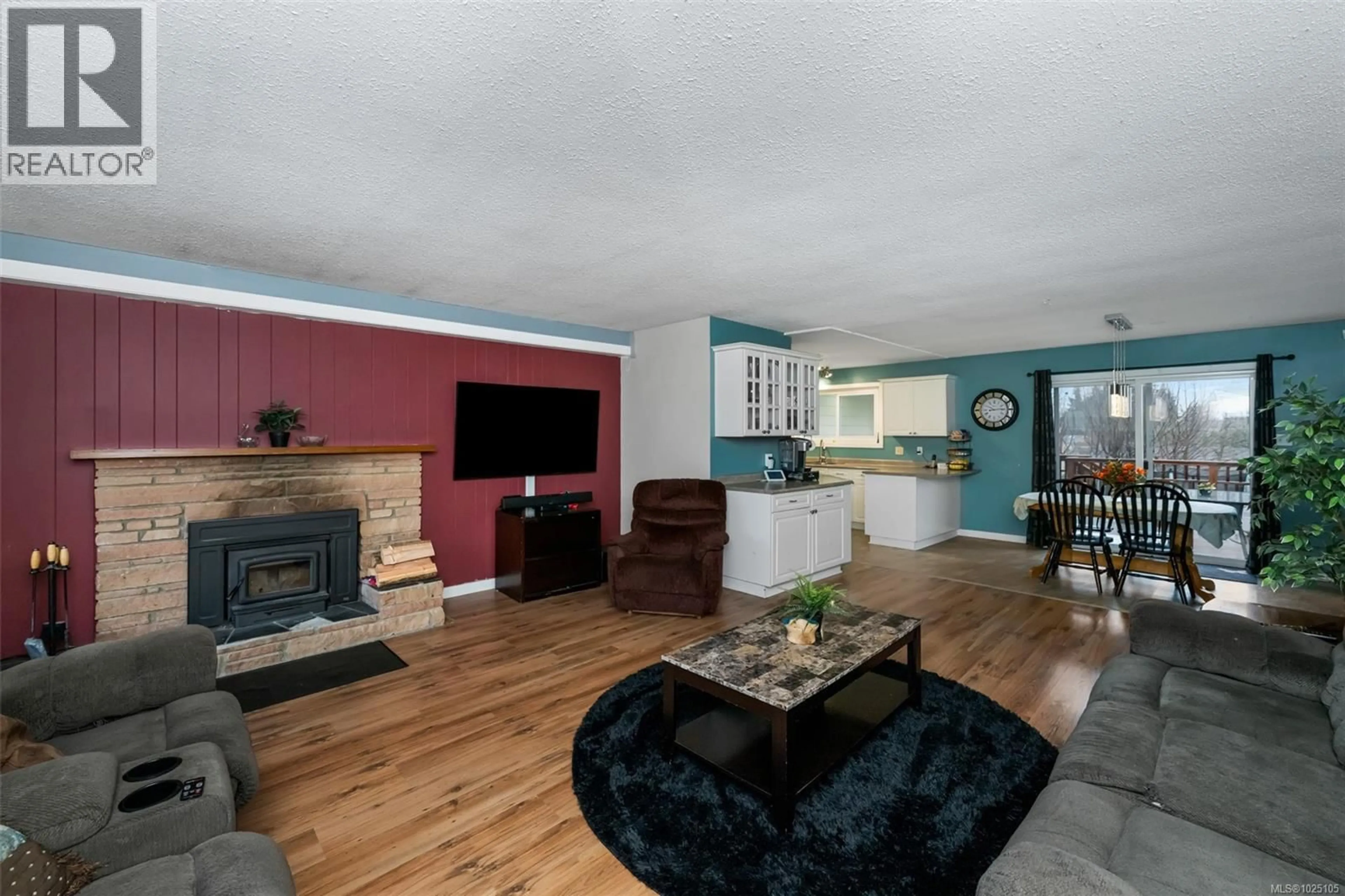Living room with furniture, wood/laminate floor for 3059 GEORGE STREET, Duncan British Columbia V9L2B1