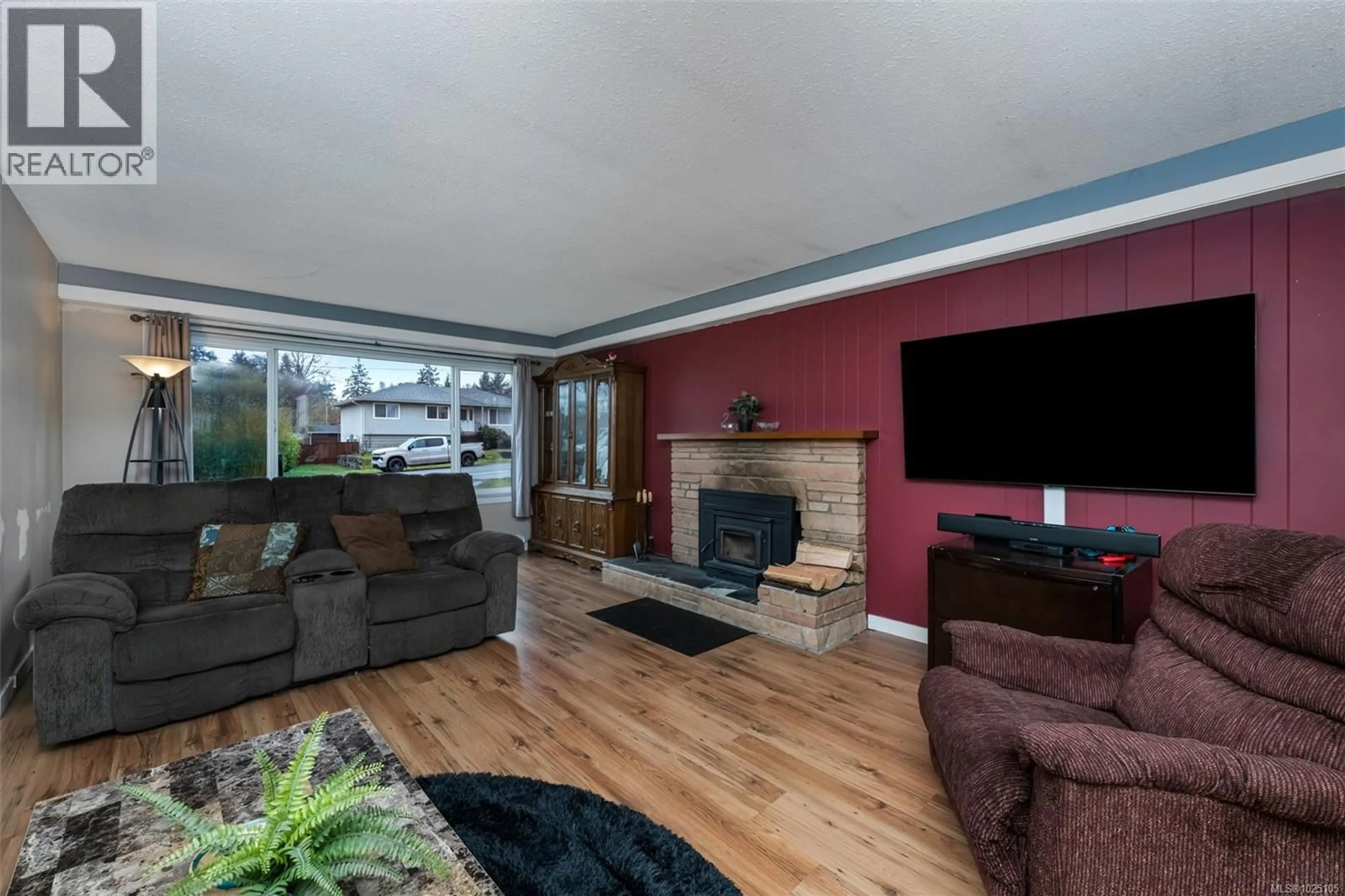 Living room with furniture, wood/laminate floor for 3059 GEORGE STREET, Duncan British Columbia V9L2B1