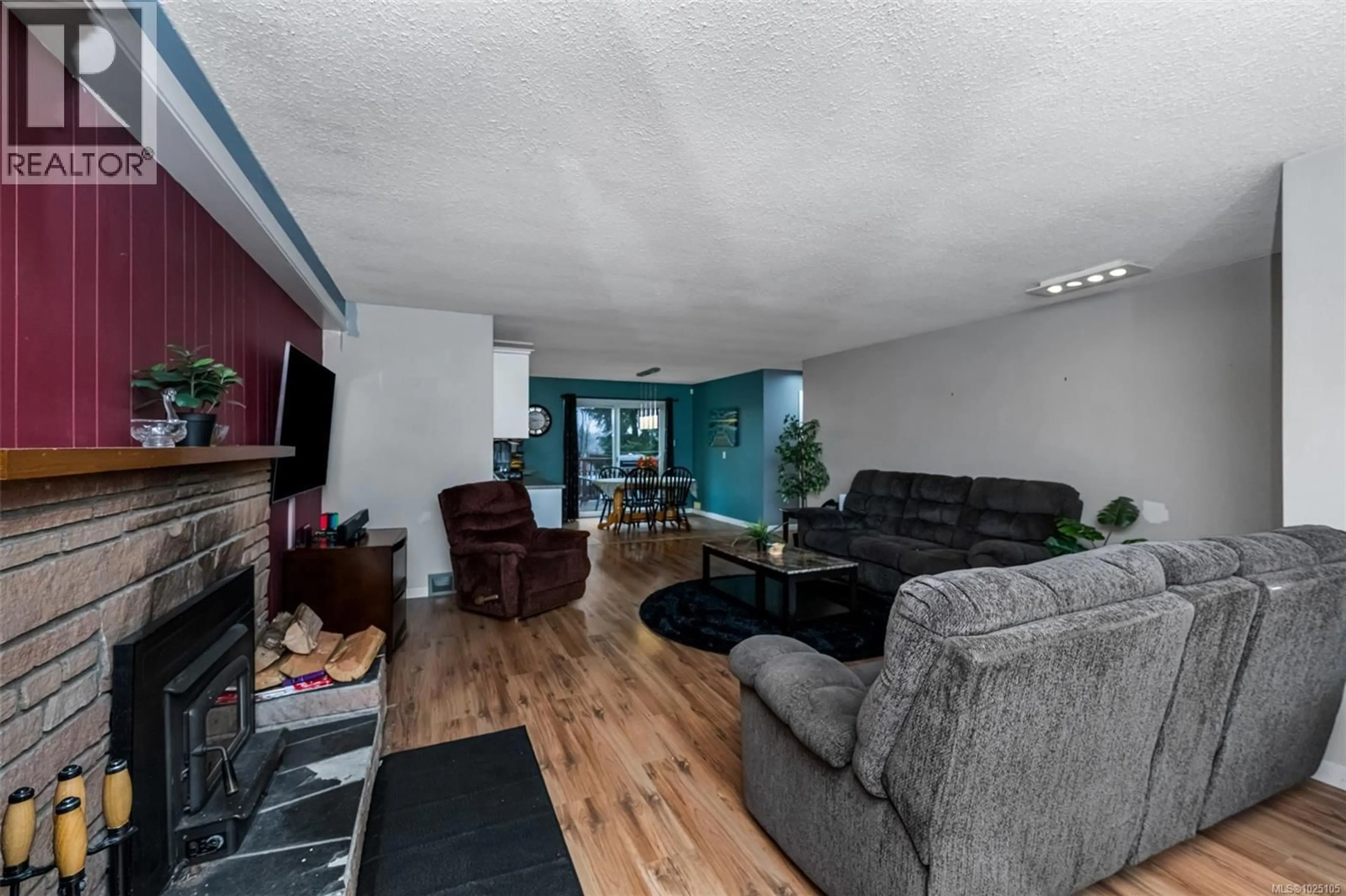 Living room with furniture, wood/laminate floor for 3059 GEORGE STREET, Duncan British Columbia V9L2B1