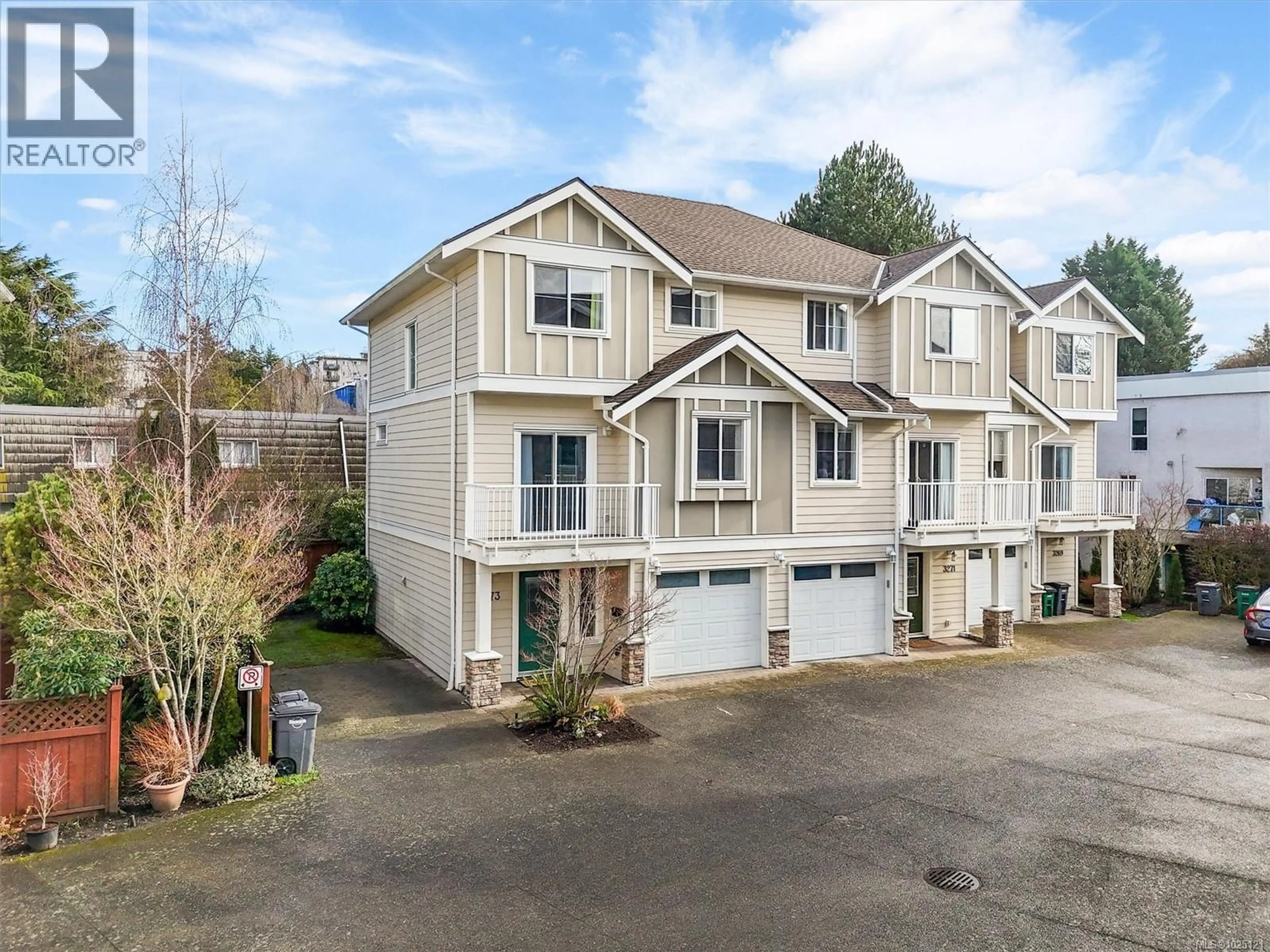 A pic from outside/outdoor area/front of a property/back of a property/a pic from drone, street for 3273 RUTLEDGE STREET, Saanich British Columbia V8X1N6