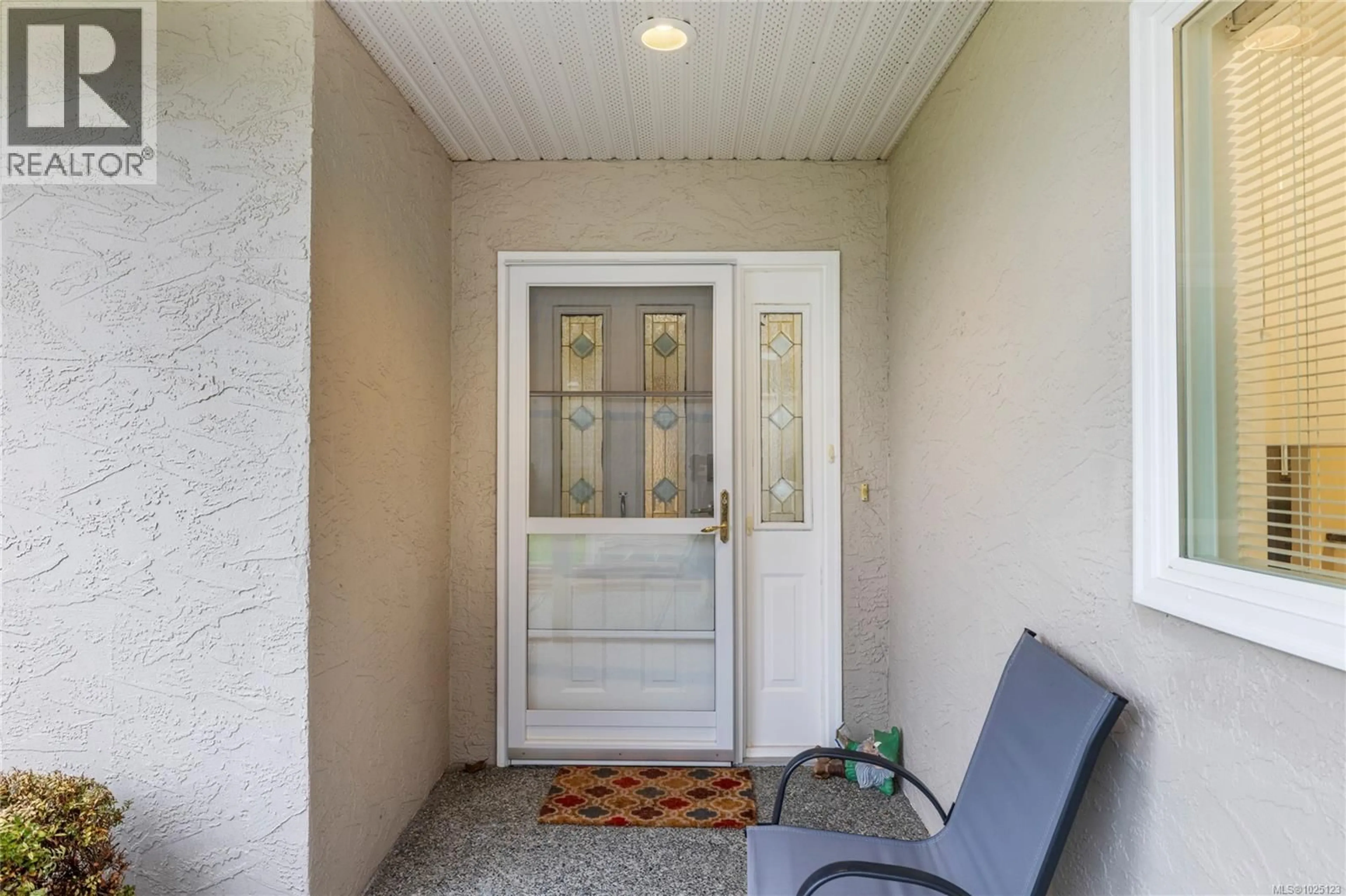 Indoor entryway for 5890 PRIMROSE DRIVE, Nanaimo British Columbia V6T6B8