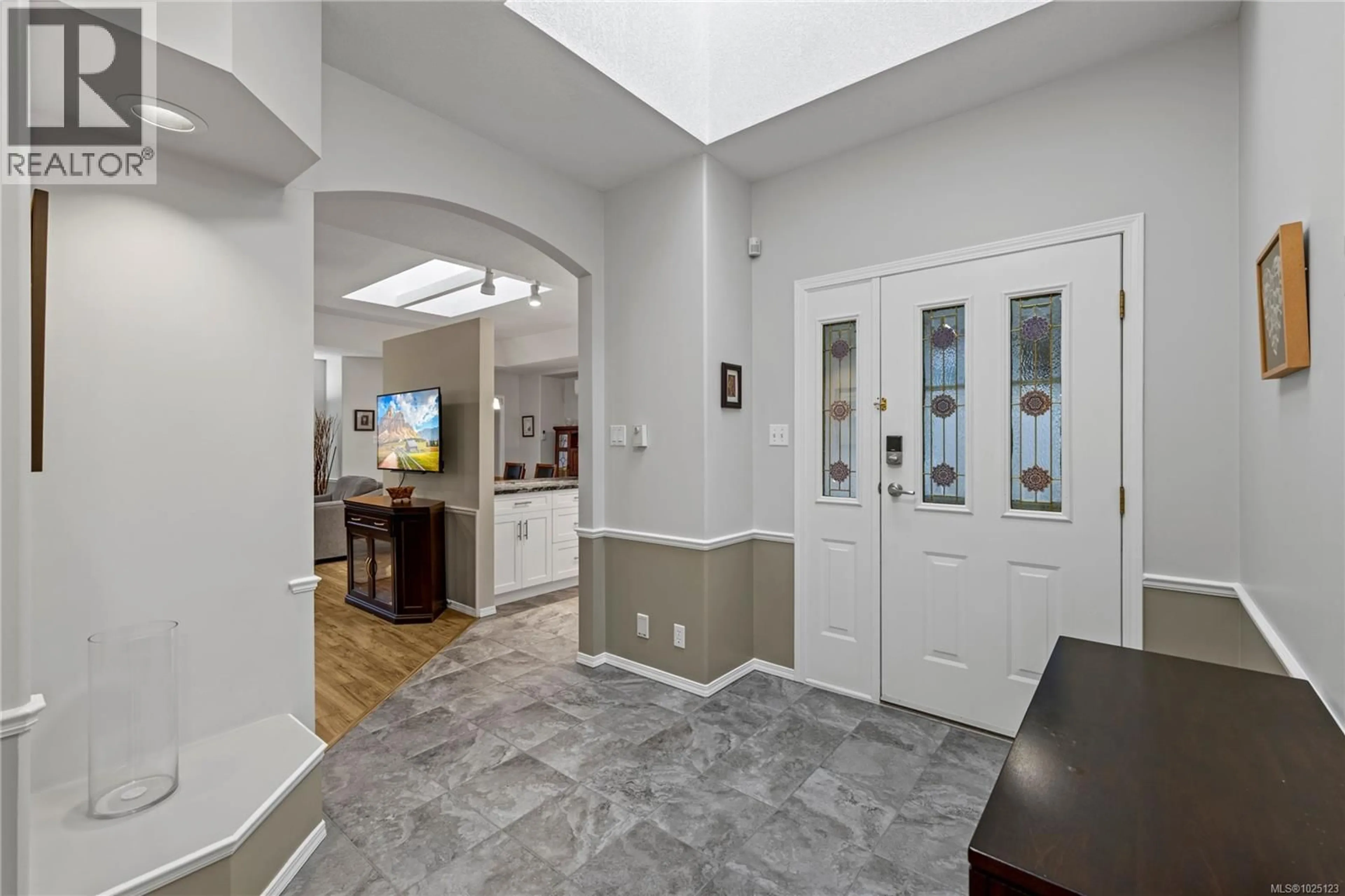 Indoor entryway for 5890 PRIMROSE DRIVE, Nanaimo British Columbia V6T6B8