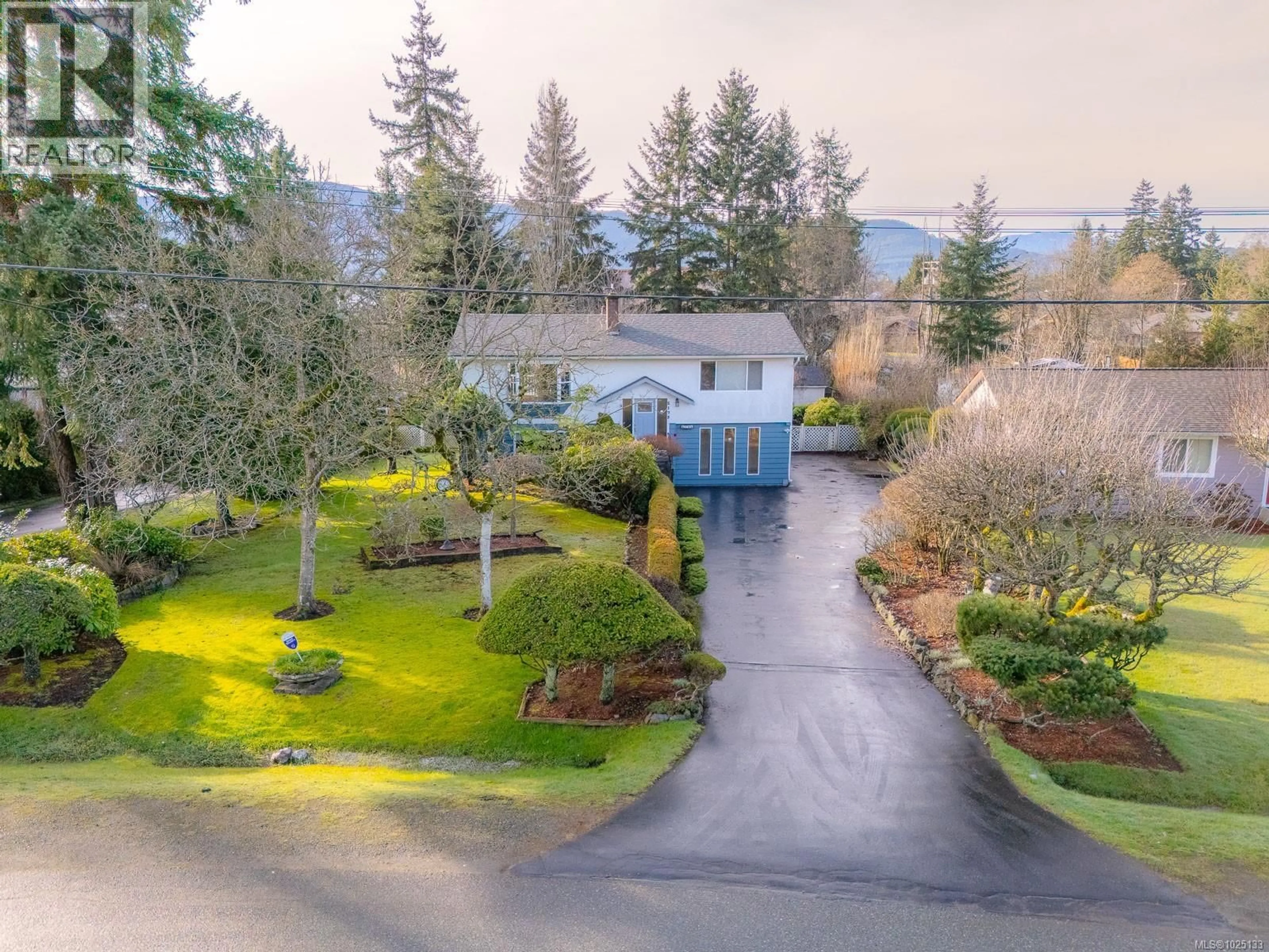 A pic from outside/outdoor area/front of a property/back of a property/a pic from drone, mountain view for 5173 SOMERSET DRIVE, Nanaimo British Columbia V9T2K5