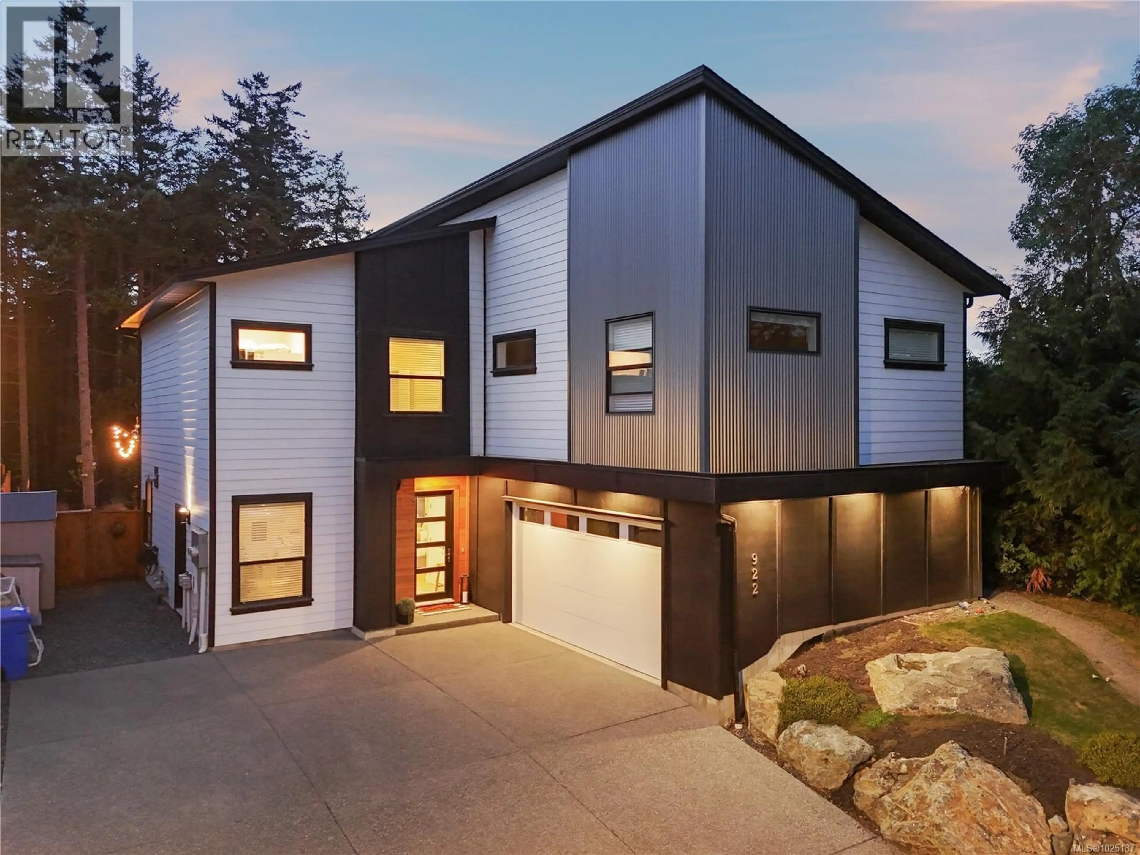 Home with vinyl exterior material, street for 922 GREYSTONE PLACE, Langford British Columbia V9C0N8