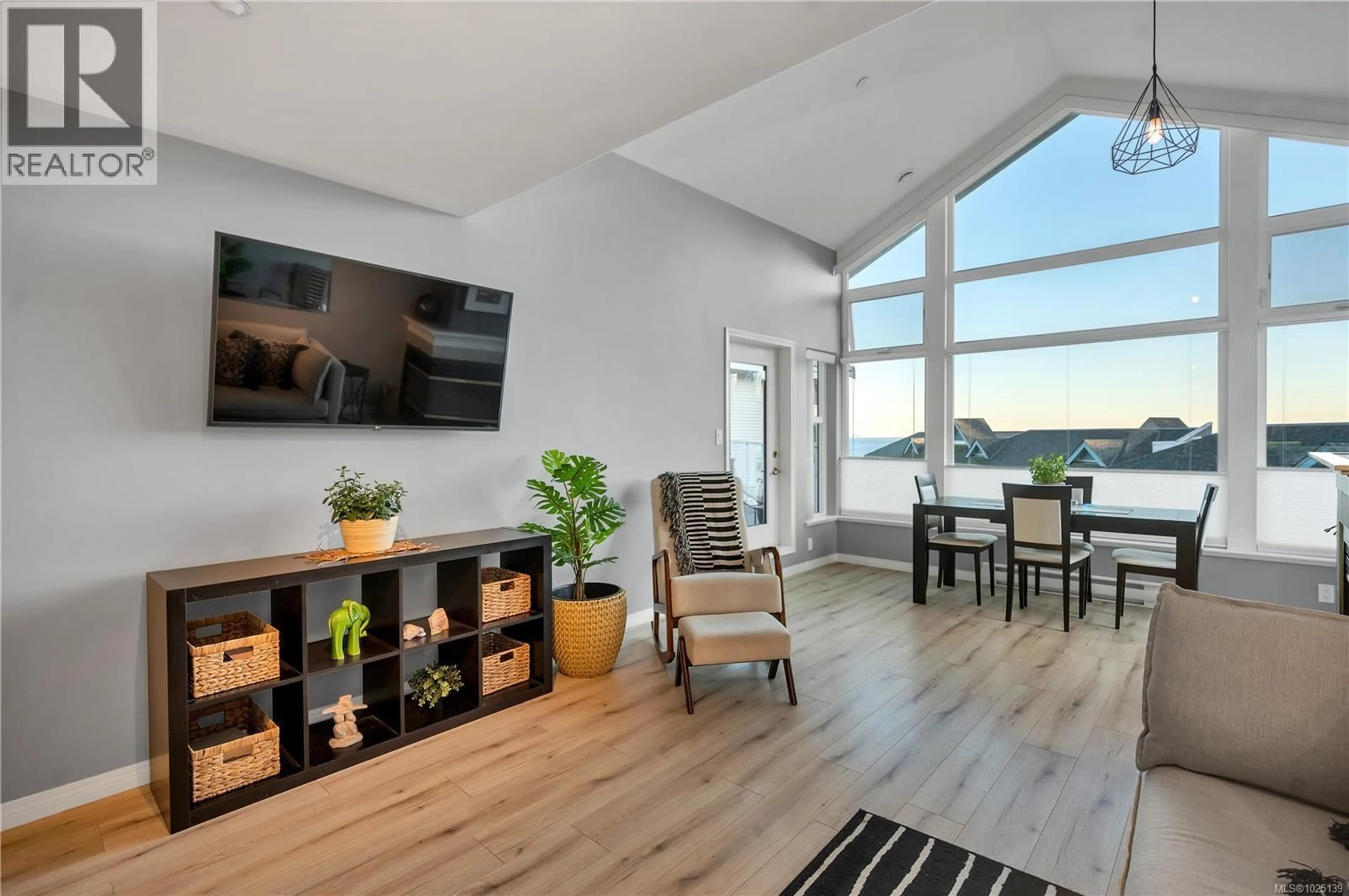 Living room with furniture, wood/laminate floor for 407 - 350 ISLAND HIGHWAY SOUTH, Campbell River British Columbia V9W1A5