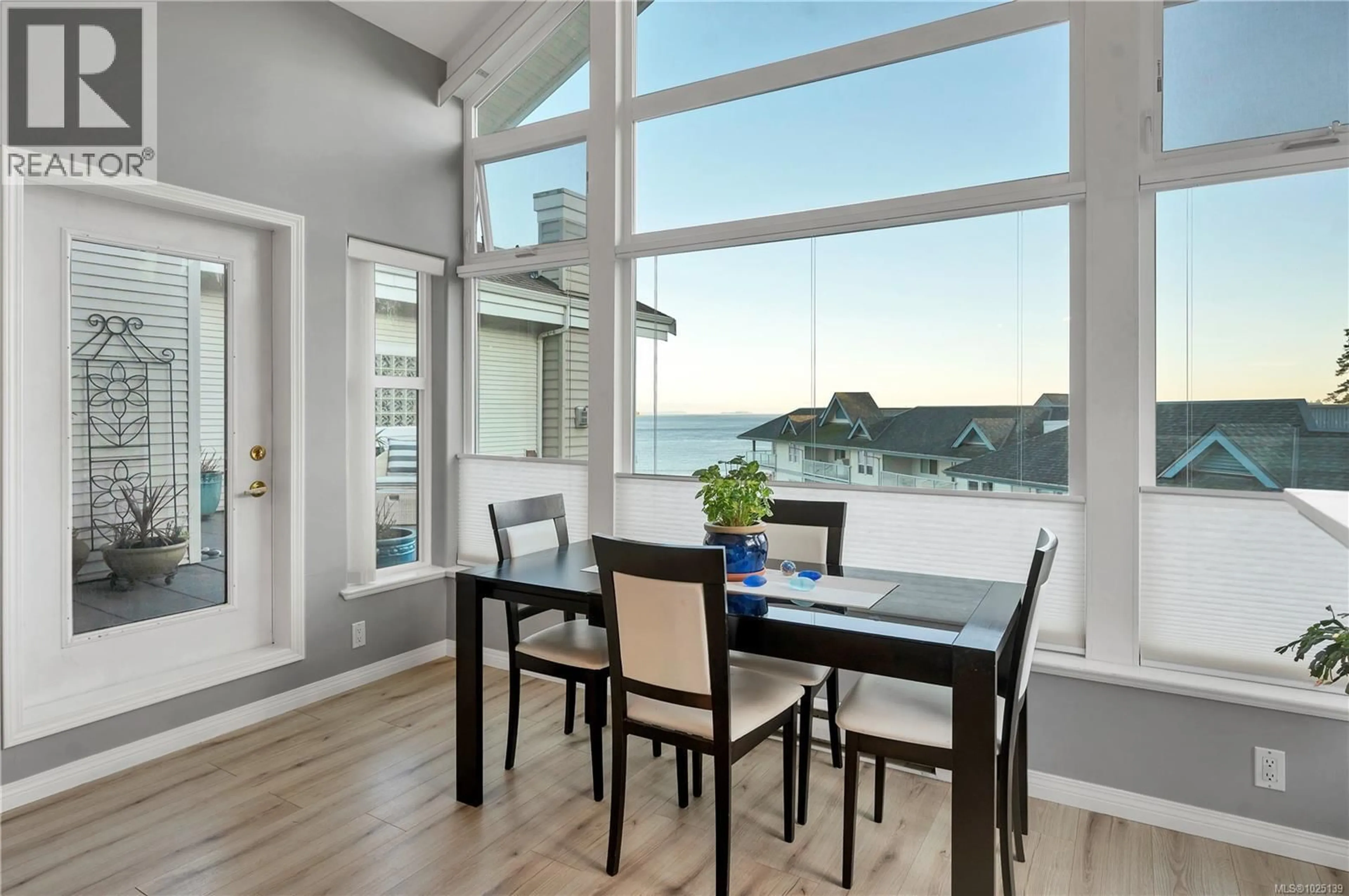 Dining room, wood/laminate floor for 407 - 350 ISLAND HIGHWAY SOUTH, Campbell River British Columbia V9W1A5