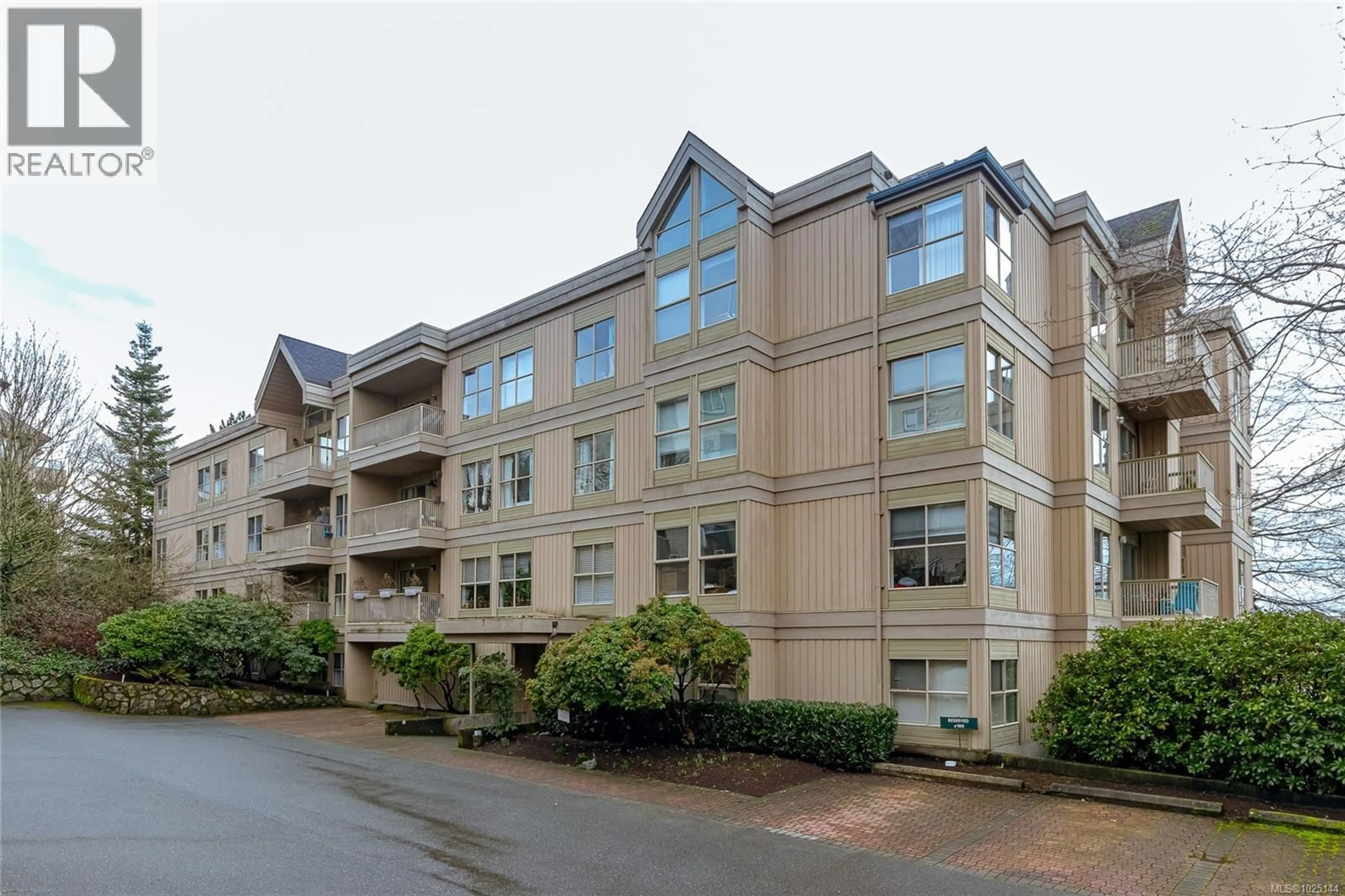 A pic from outside/outdoor area/front of a property/back of a property/a pic from drone, unknown for 201 - 3363 GLASGOW AVENUE, Saanich British Columbia V8X1M5