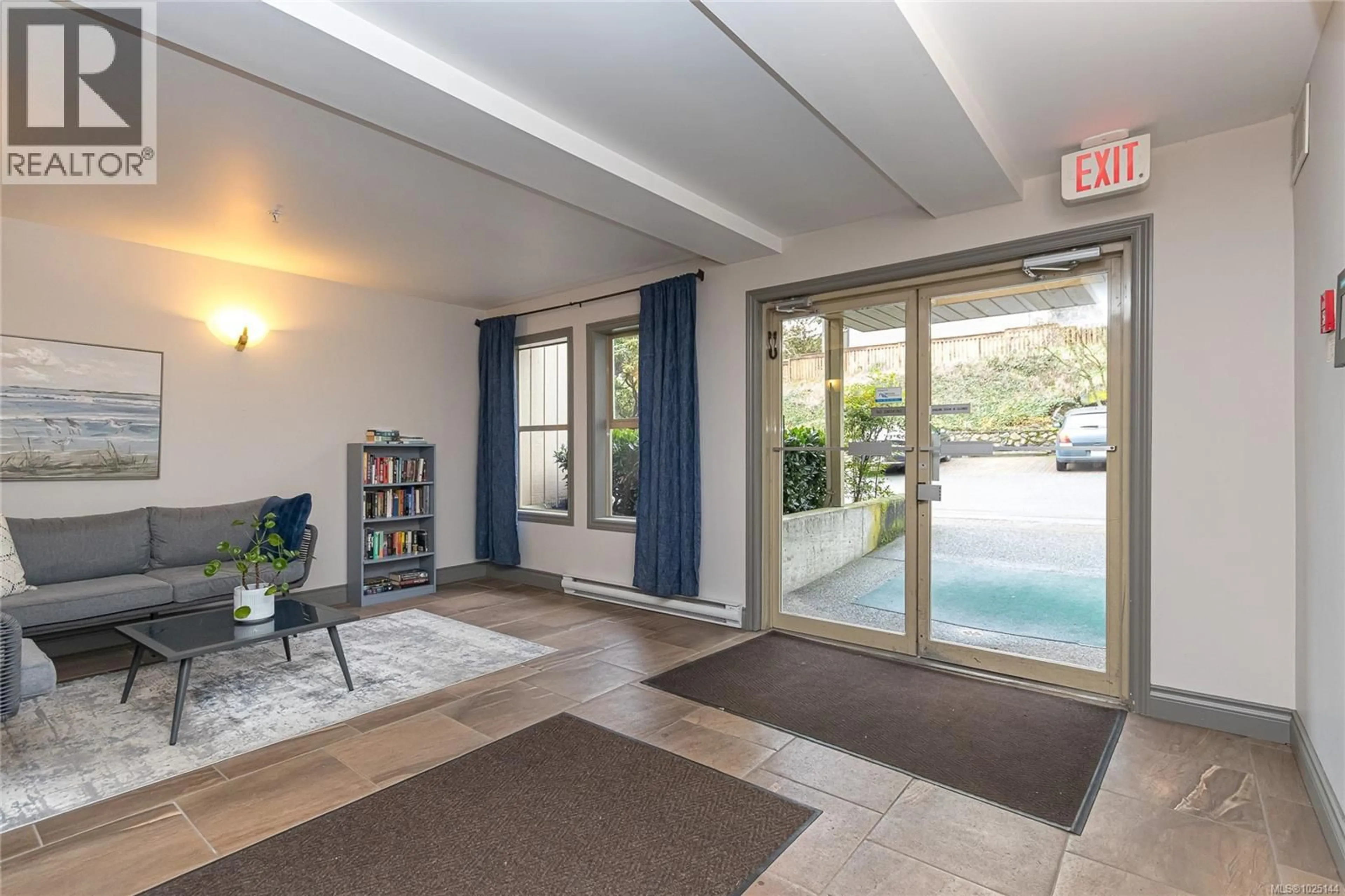 Indoor foyer for 201 - 3363 GLASGOW AVENUE, Saanich British Columbia V8X1M5