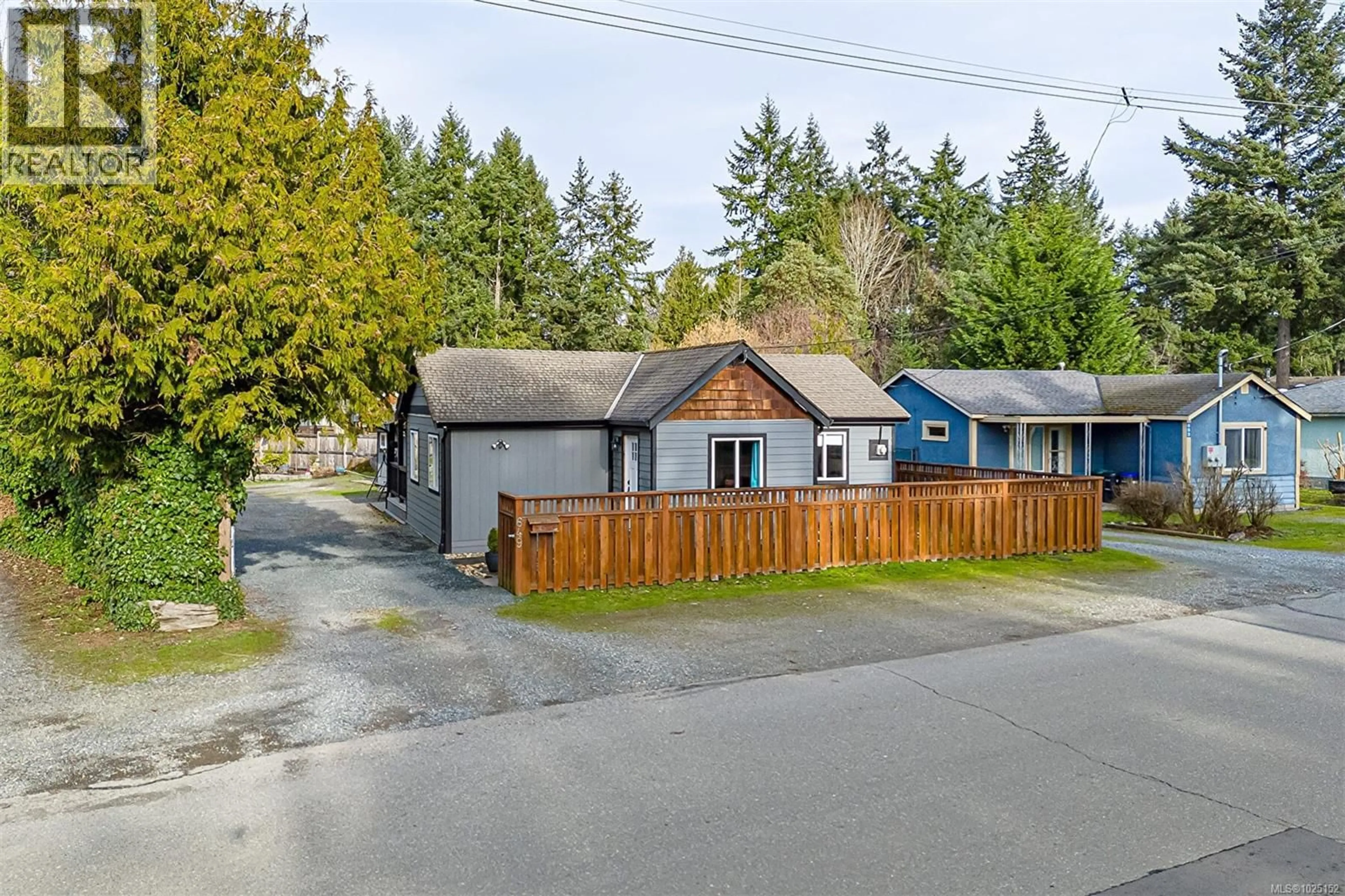 A pic from outside/outdoor area/front of a property/back of a property/a pic from drone, street for 649 PIONEER CRESCENT, Parksville British Columbia V9P1T5