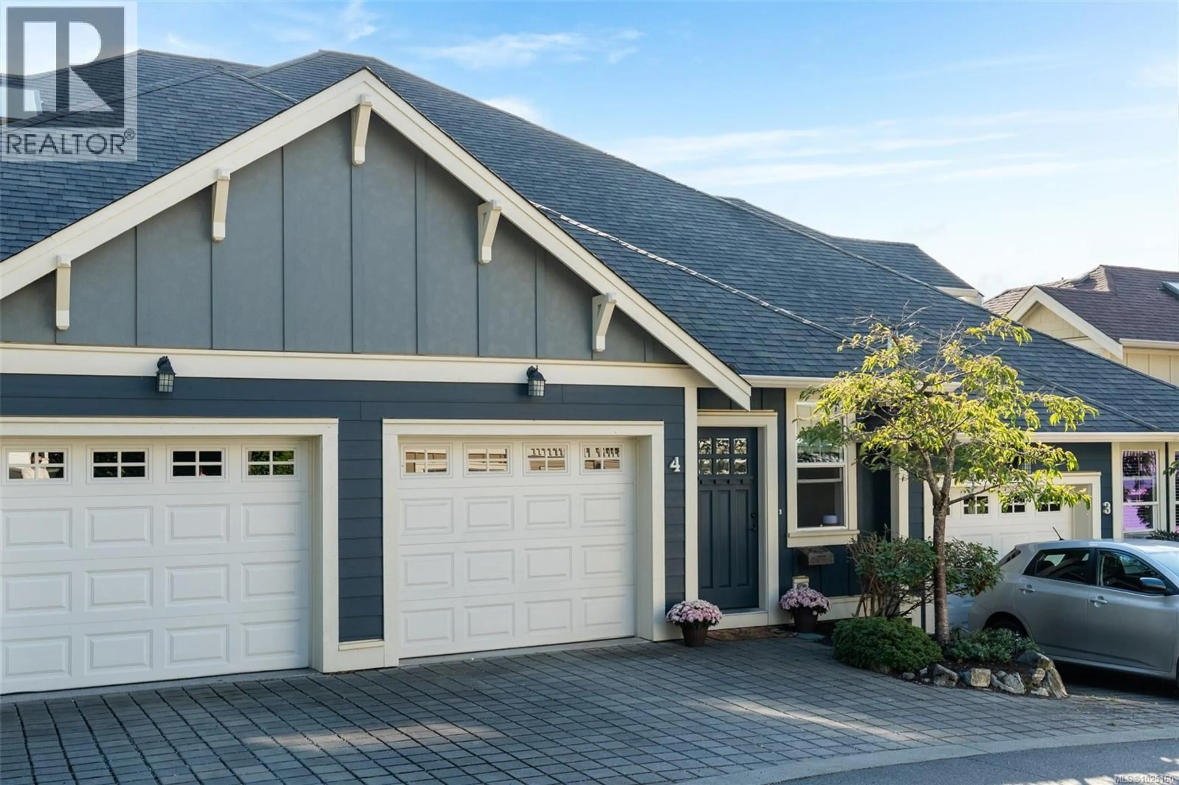 Home with vinyl exterior material, street for 4 - 4583 WILKINSON ROAD, Saanich British Columbia V8Z5C3