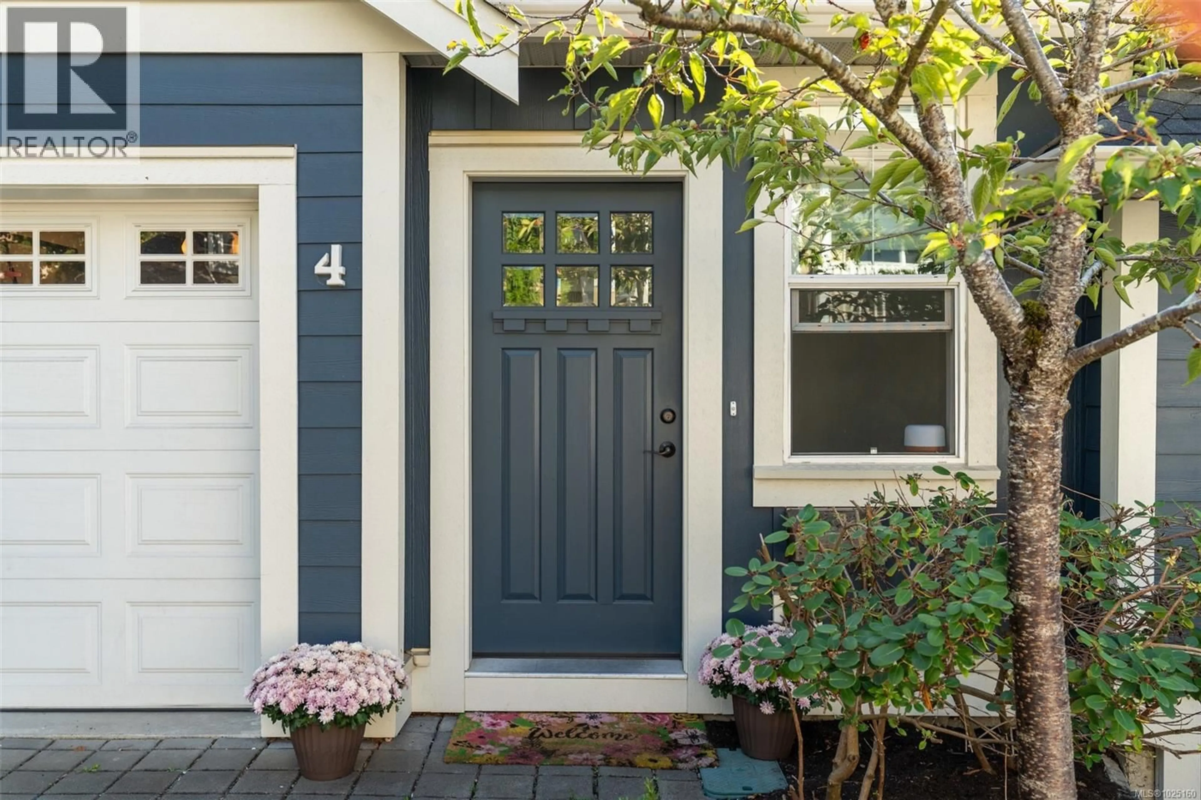 Home with vinyl exterior material, street for 4 - 4583 WILKINSON ROAD, Saanich British Columbia V8Z5C3