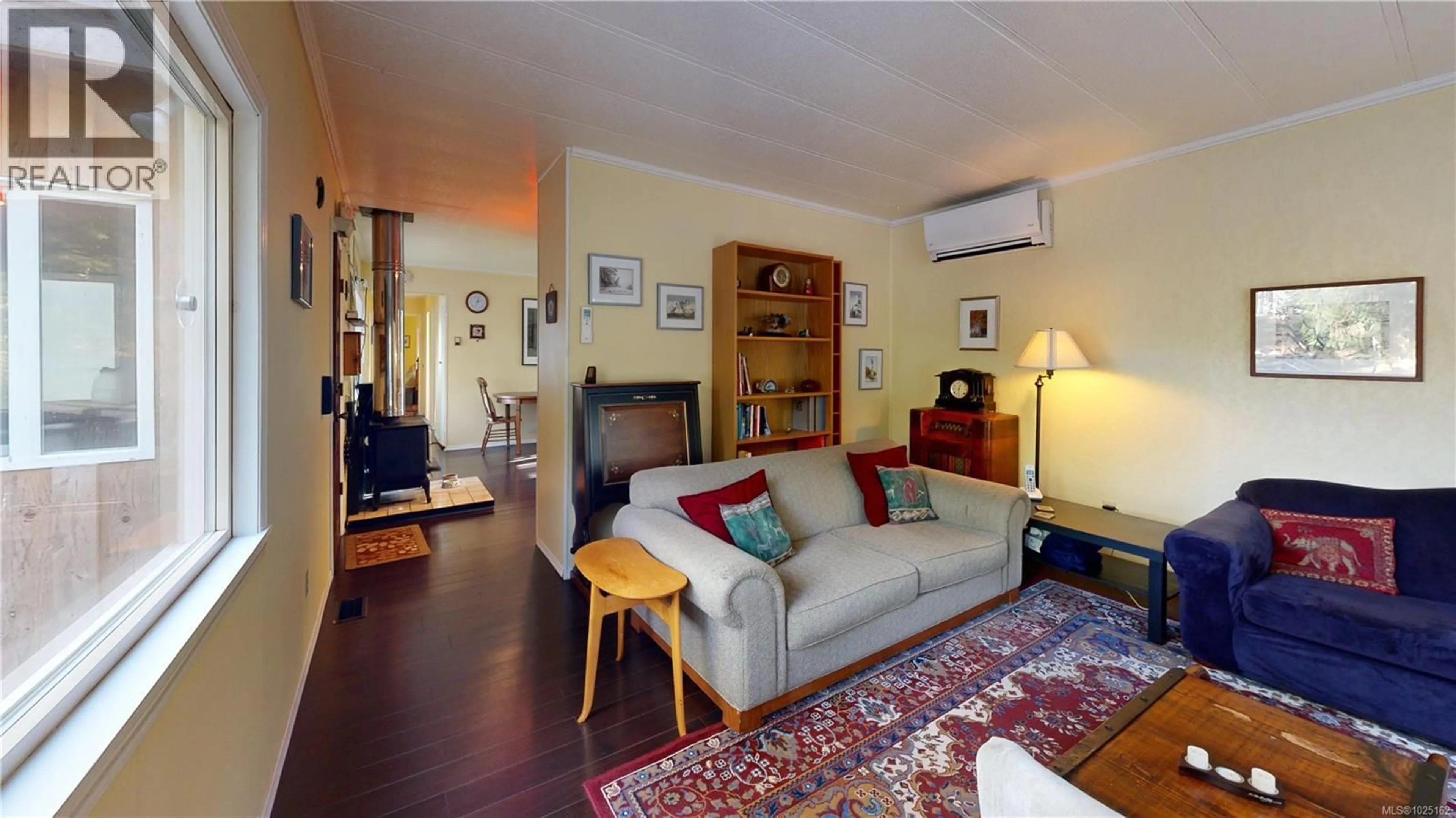 Living room with furniture, wood/laminate floor for 365 KING ROAD, Gabriola Island British Columbia V0R1X1