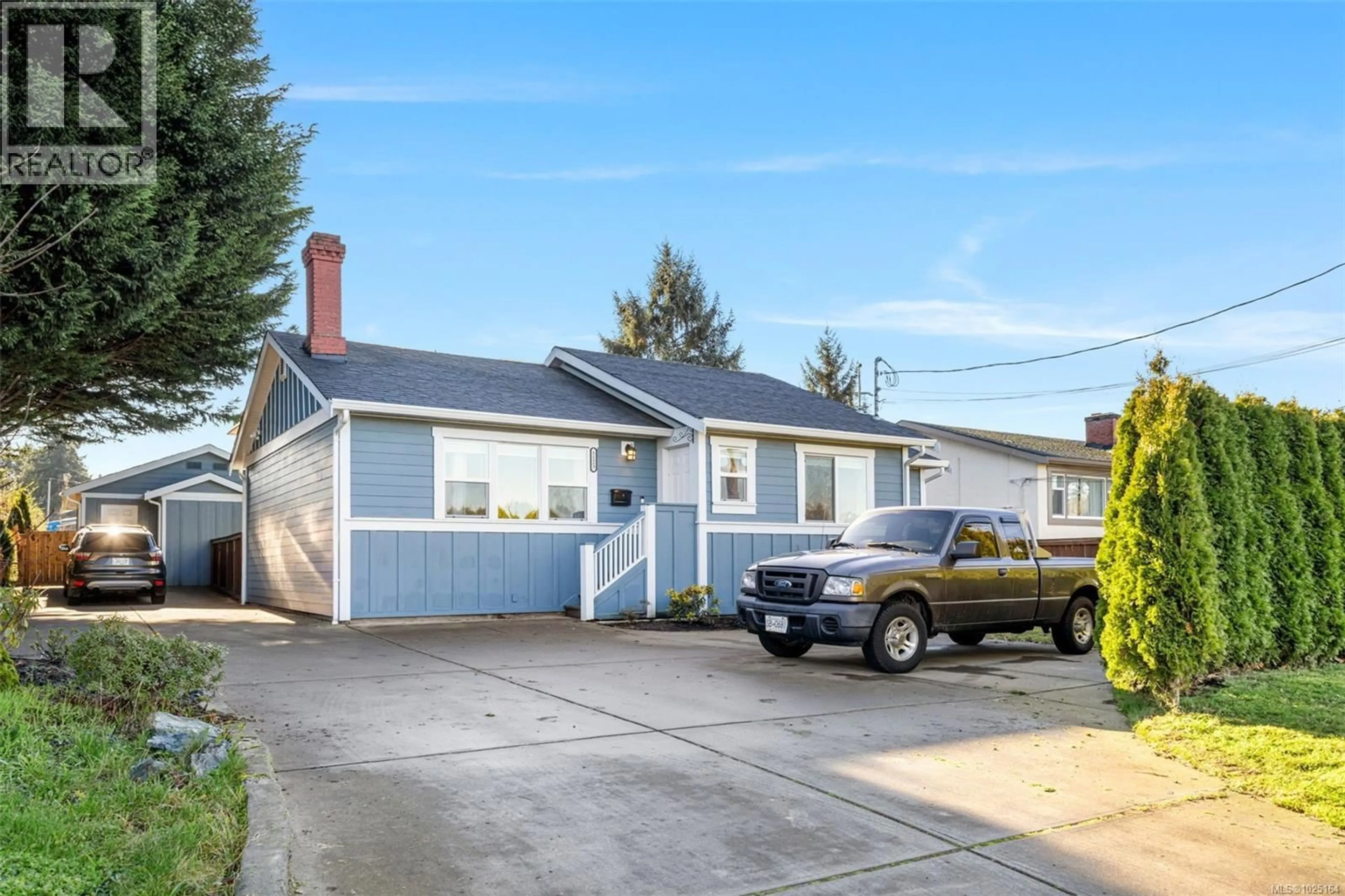 Home with vinyl exterior material, street for 1123 REYNOLDS ROAD, Saanich British Columbia V8P2K5