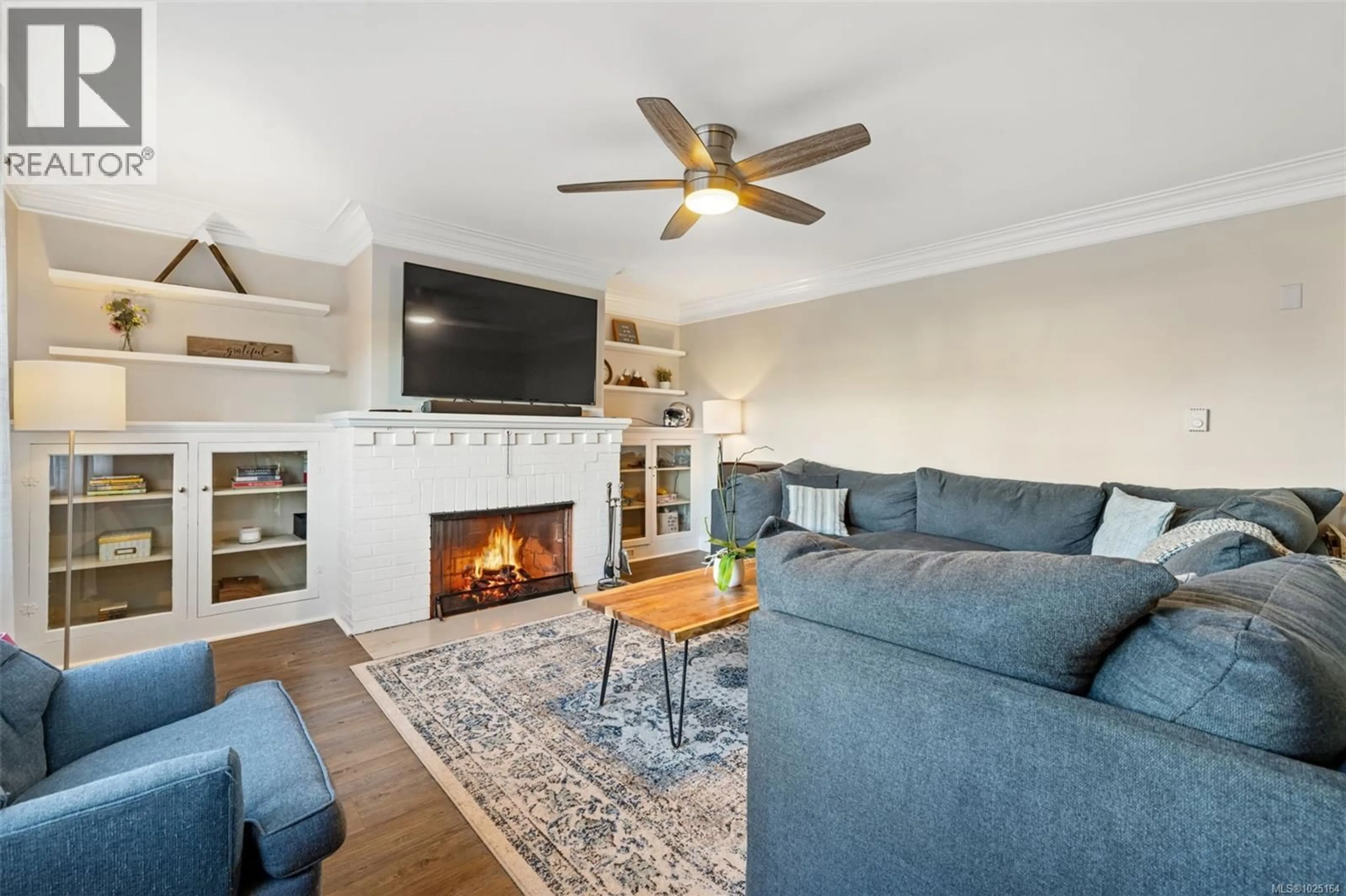 Living room with furniture, unknown for 1123 REYNOLDS ROAD, Saanich British Columbia V8P2K5