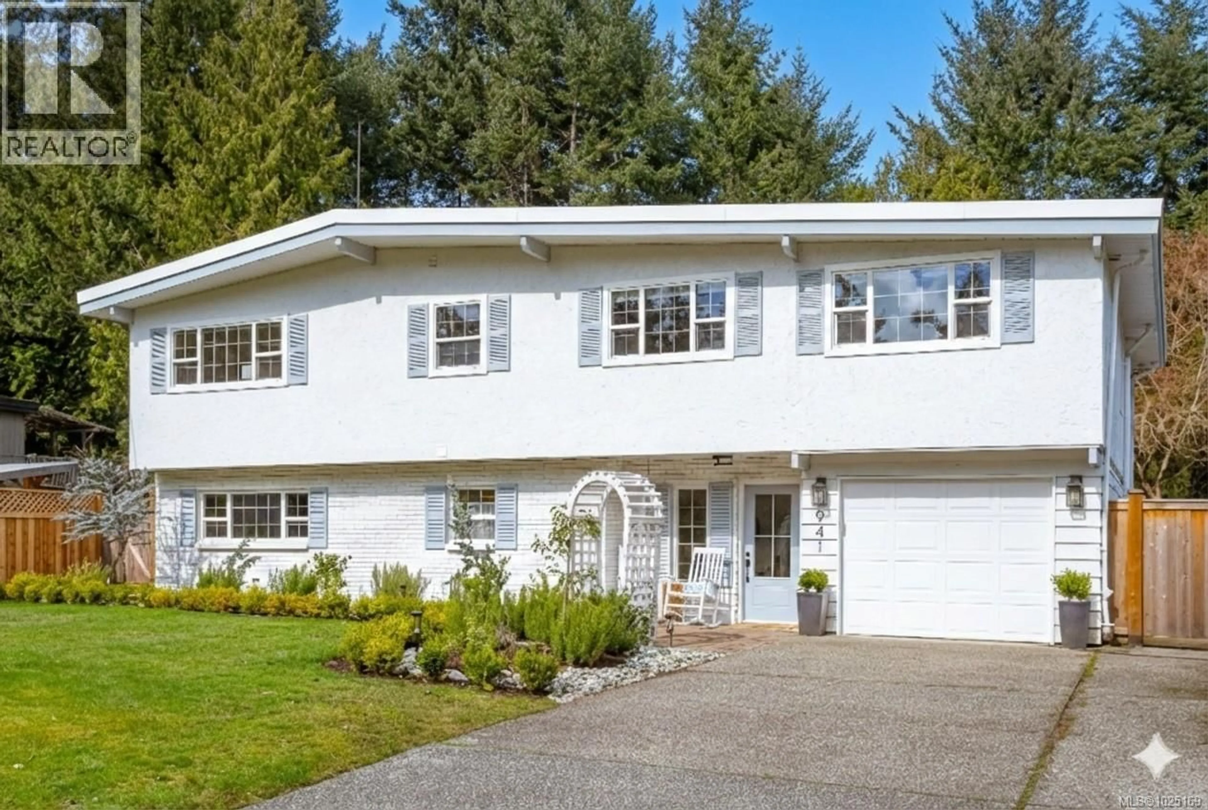 Home with vinyl exterior material, street for 941 BALLENAS ROAD, Parksville British Columbia V9P1T1