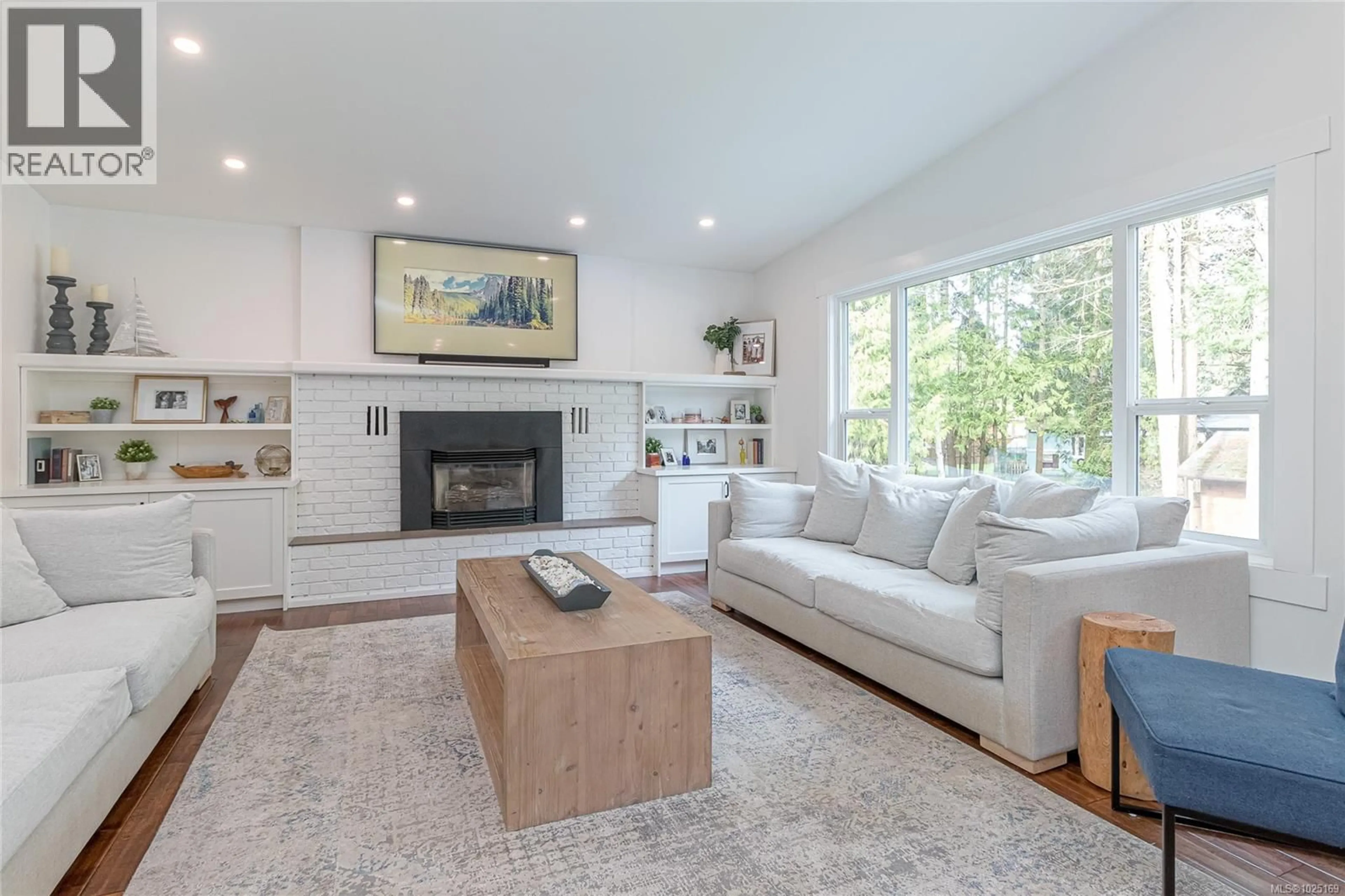 Living room with furniture, unknown for 941 BALLENAS ROAD, Parksville British Columbia V9P1T1