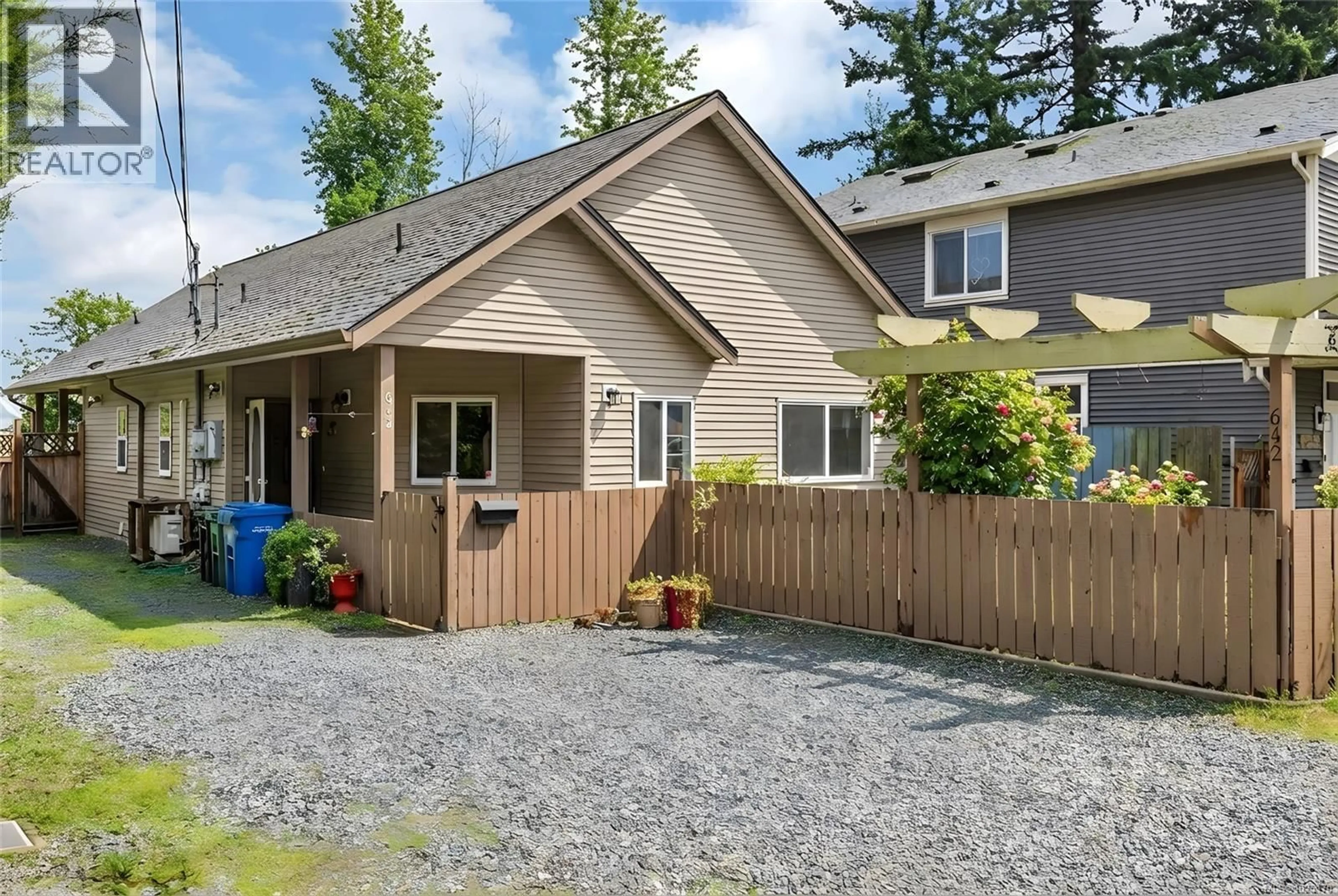 Home with vinyl exterior material, street for 642A RAILWAY AVENUE, Nanaimo British Columbia V9R4K9