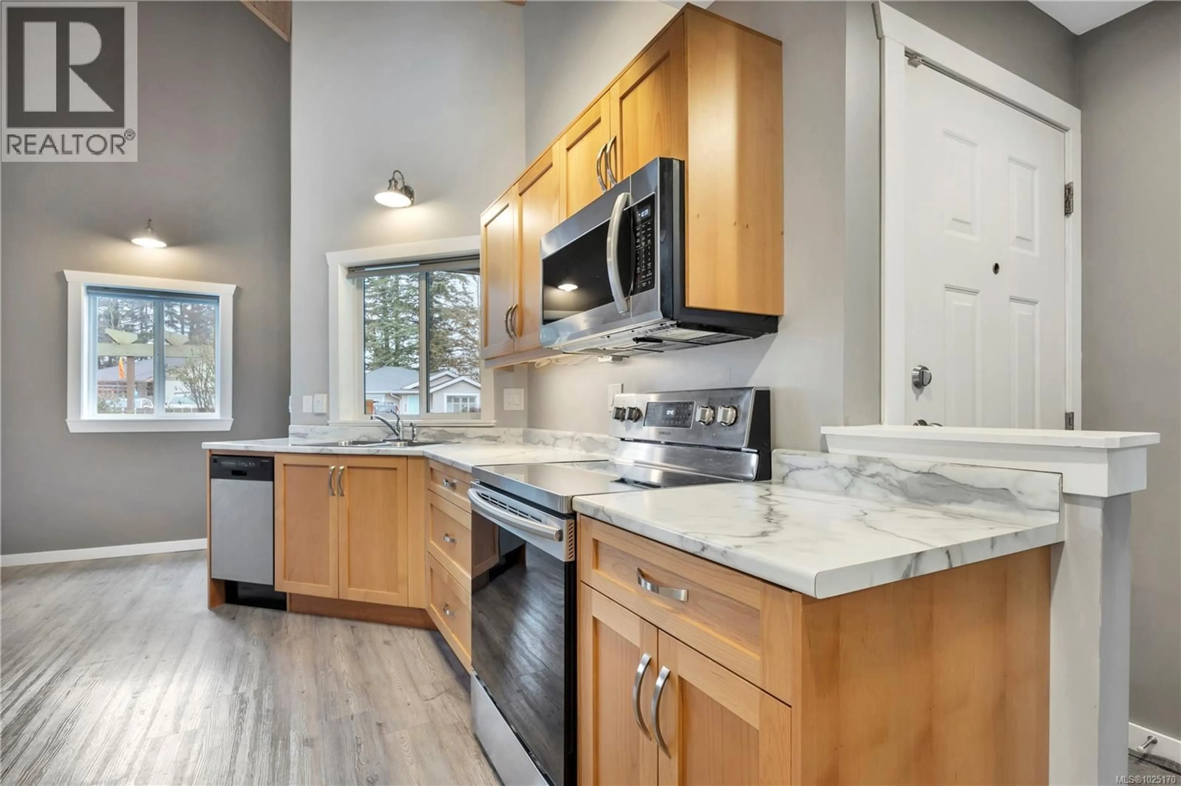 Open concept kitchen, ceramic/tile floor for 642A RAILWAY AVENUE, Nanaimo British Columbia V9R4K9